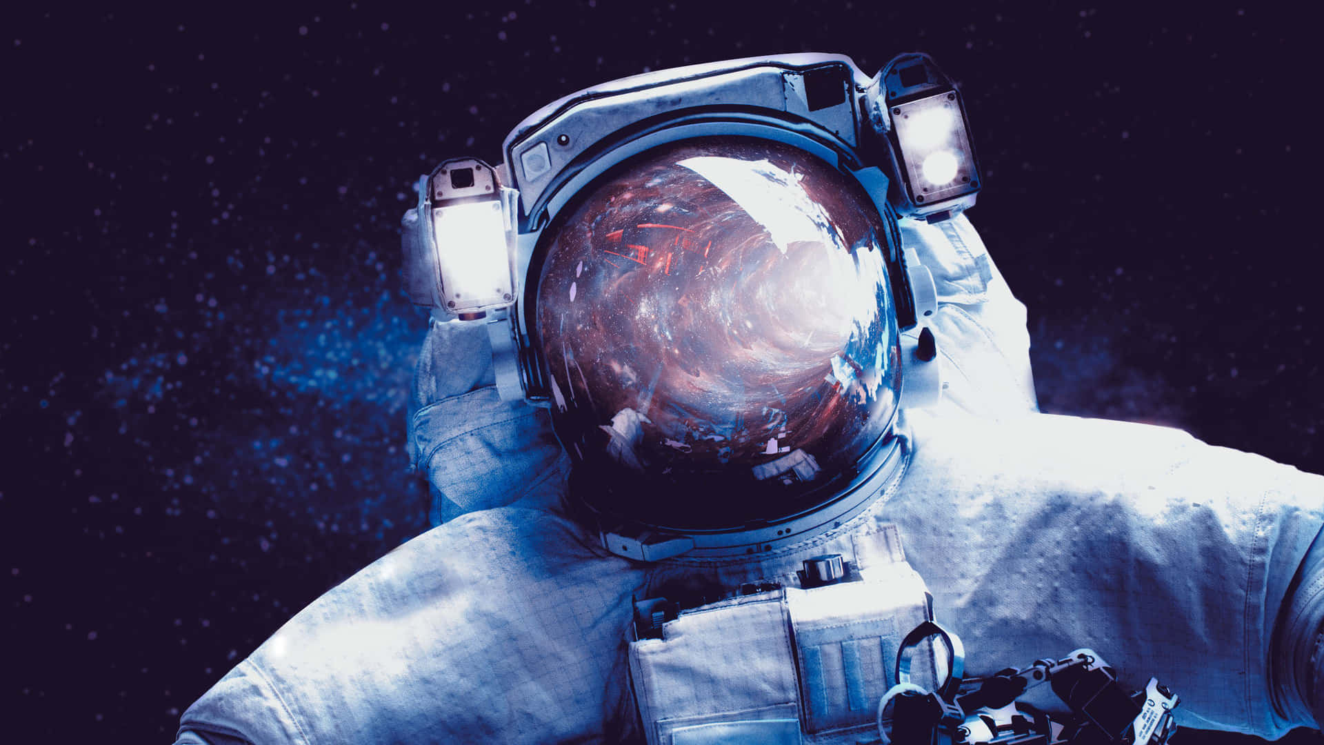  壁紙 — 身穿白色太空衣的太空人在深空中漂浮，頭盔反射出旋轉的宇宙星雲和遙遠的星星。