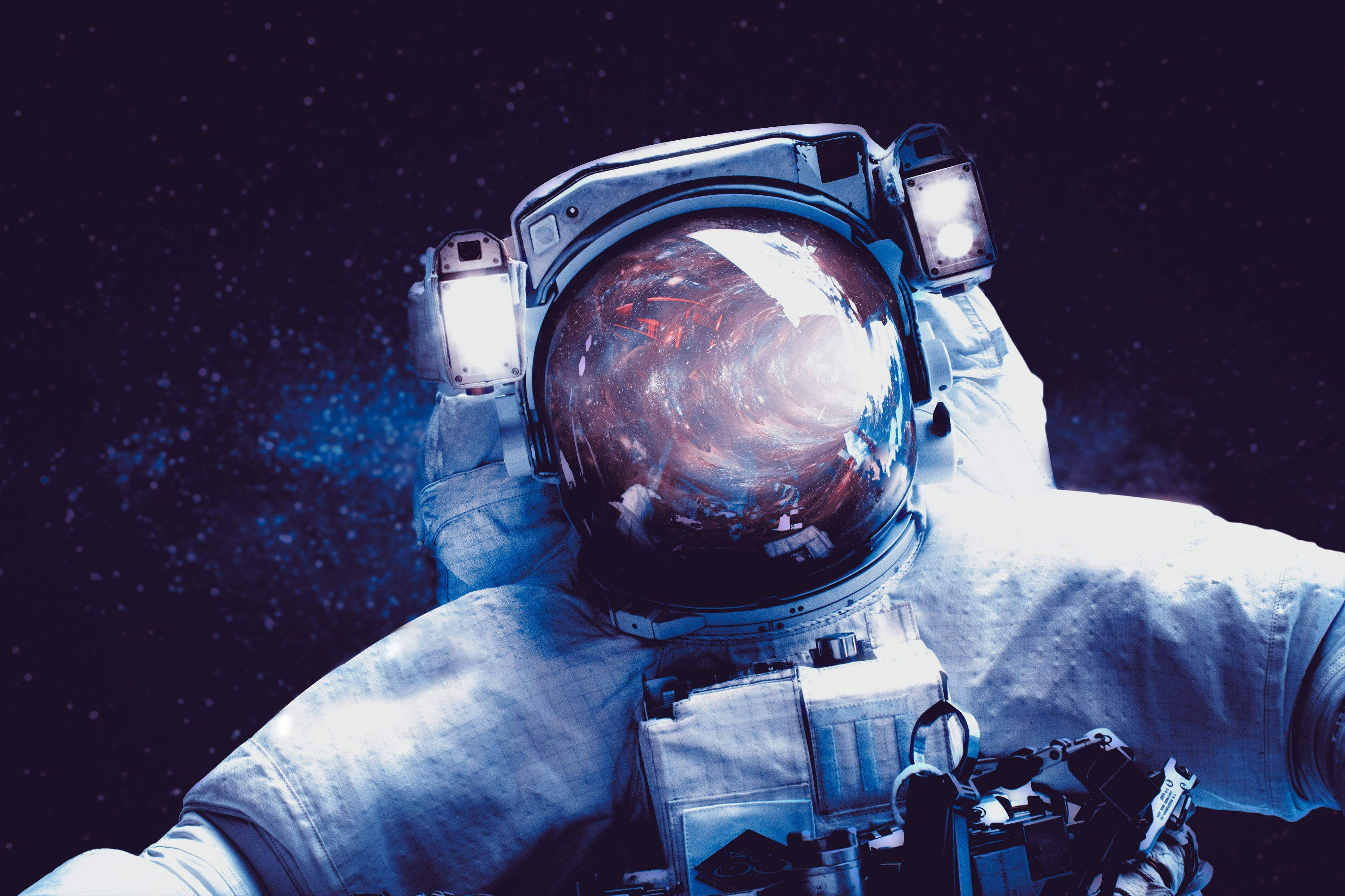 太空人 桌布 壁紙 — 身穿白色太空衣的太空人漂浮在星空虛空中，頭盔反射出宇宙漩渦和發光的光芒。
