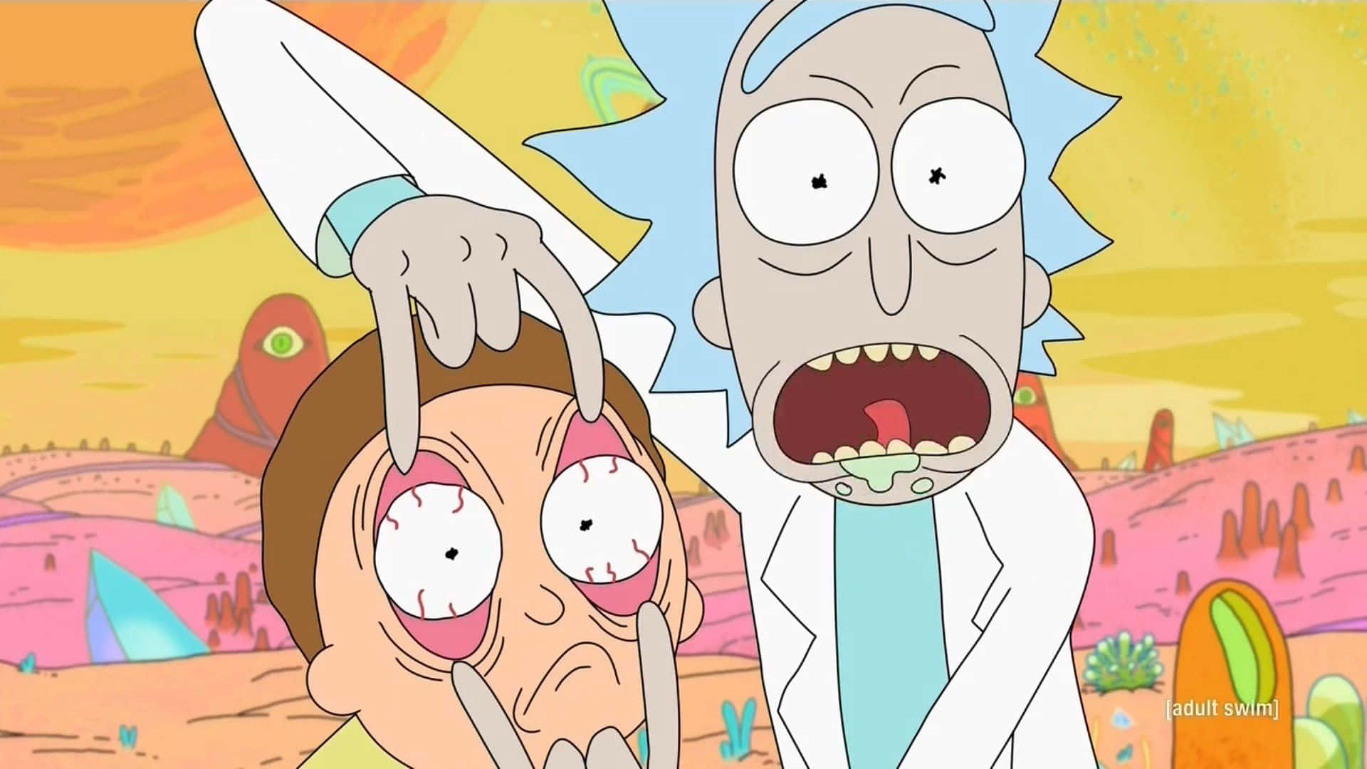 Rick And Morty 1920x1080 桌布 壁紙 — 身穿白色實驗室外套的瑞克·桑切斯在一個超現實的外星景觀中尖叫，同時抓住莫蒂的臉，背景有粉紅色的山丘和橙色的天空。