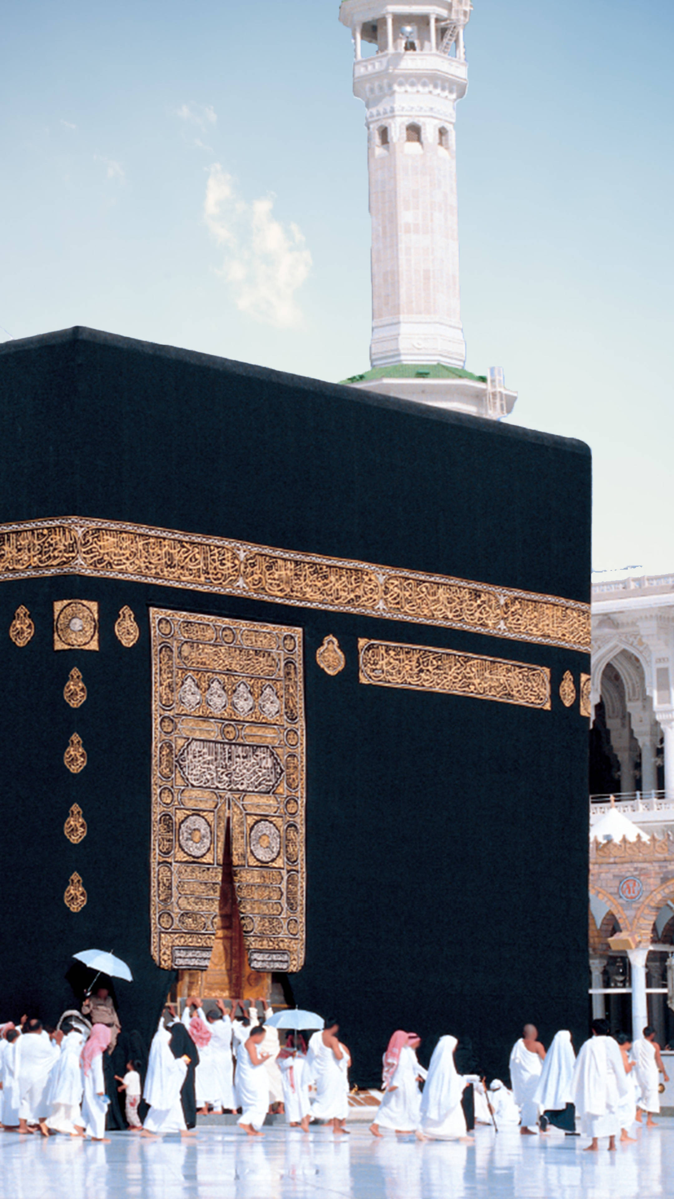 muslim 桌布 壁紙 — 身穿白色朝覲戒衣的朝聖者在晴朗的天空下繞行卡巴天房，身後有一座宣禮塔高聳。