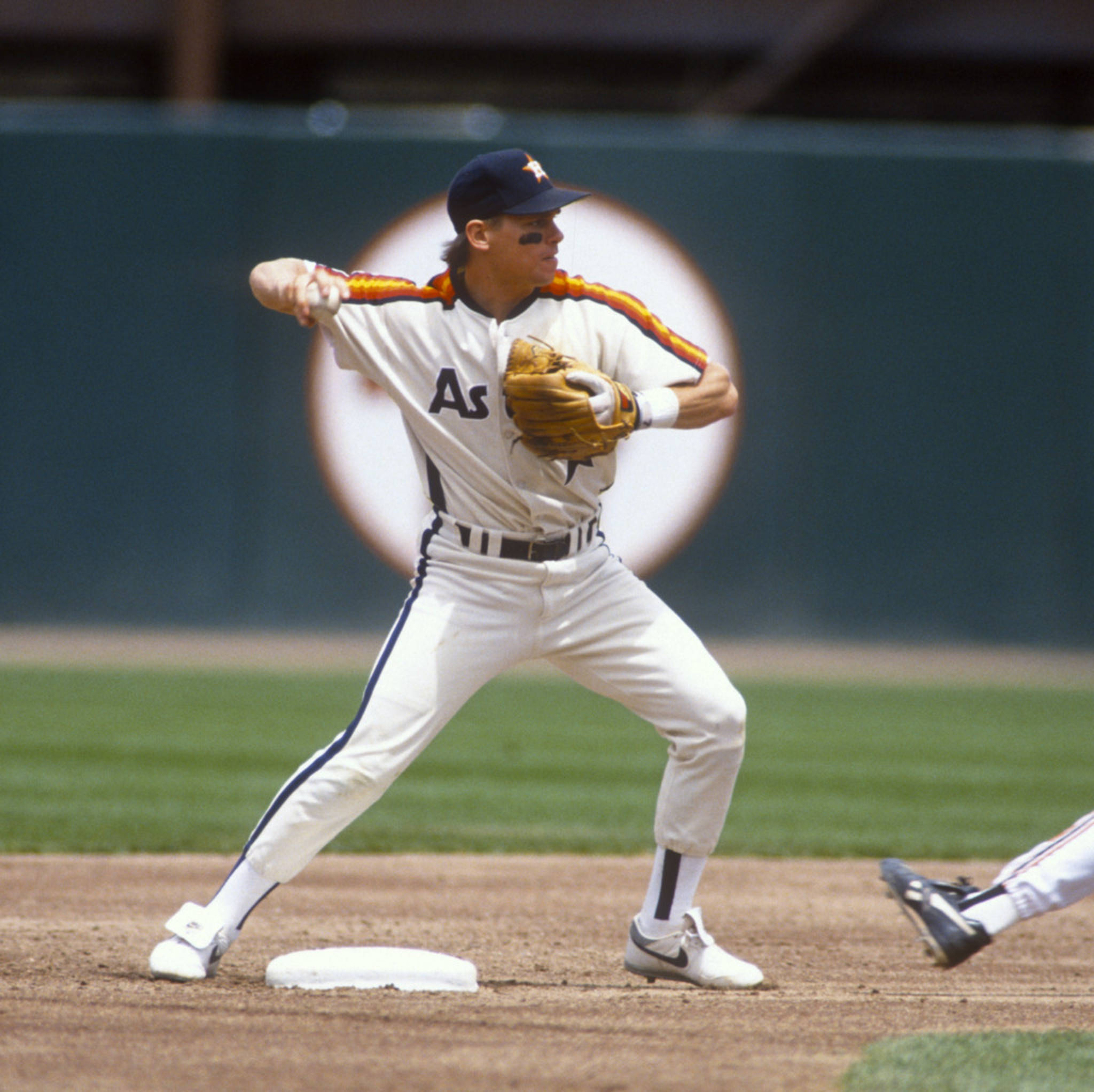 Craig Biggio 桌布 壁紙 — 身穿白色橙色飾邊球衣的棒球手蹲在壘包附近準備接球。