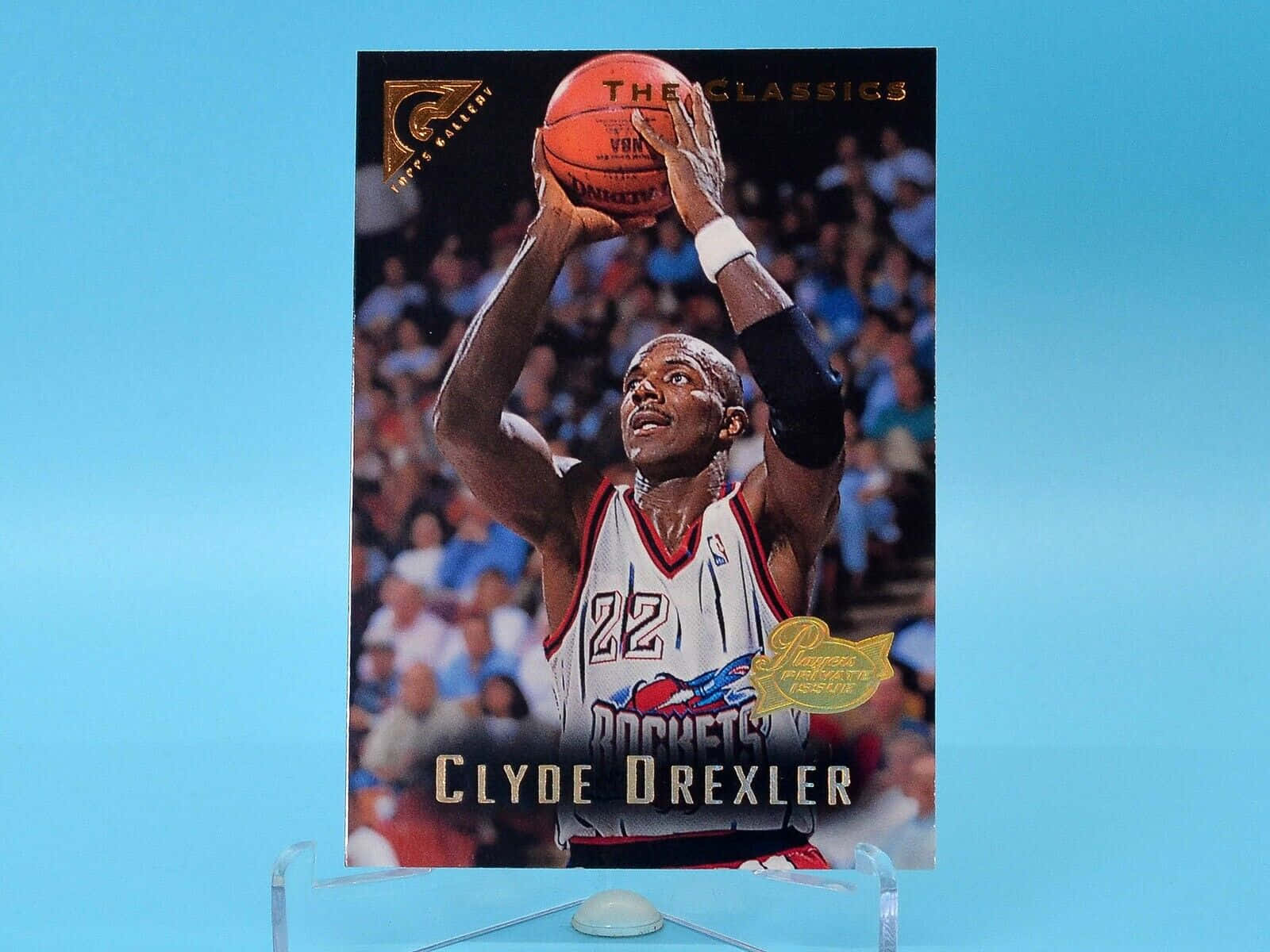 籃球 桌布 壁紙 — 身穿白色火箭隊22號球衣的Clyde Drexler跳起投籃，背景是模糊的人群。