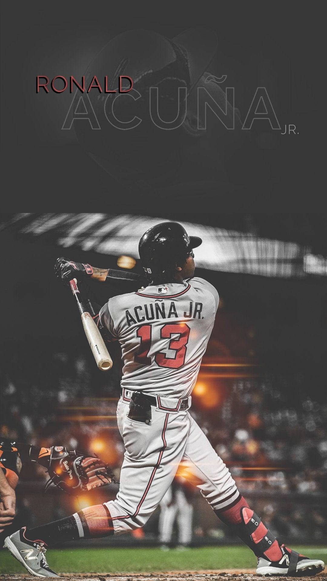 Acuna 桌布 壁紙 — 身穿白色球衣、紅色13號的棒球選手 Ronald Acuna Jr. 在模糊的球場燈光下揮棒中。