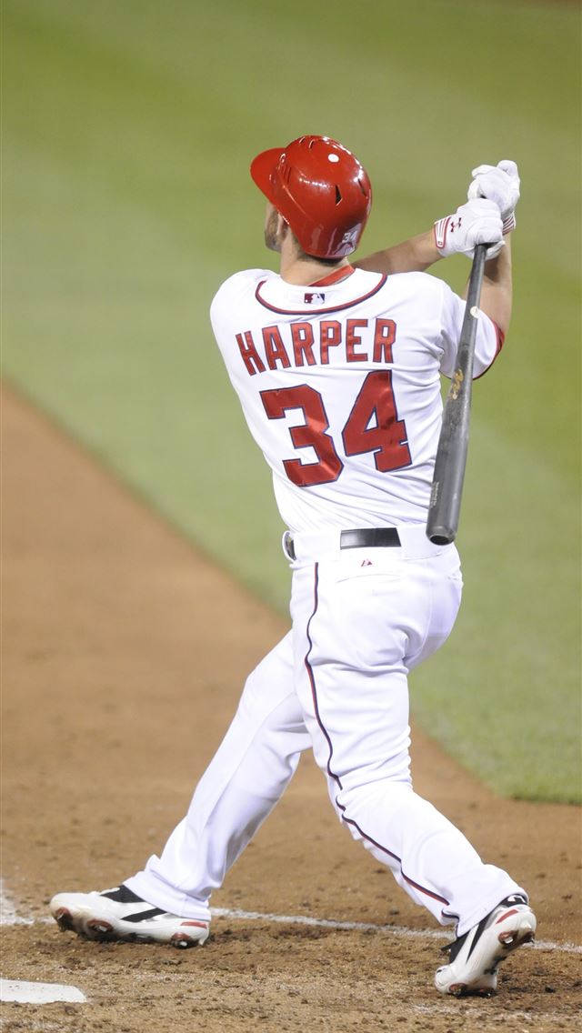 harper 桌布 壁紙 — 身穿白色球衣和紅色頭盔的棒球運動員哈珀34號站在打擊區，握著球棒準備揮擊。