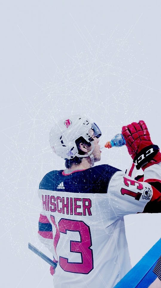 Drinking 桌布 壁紙 — 身穿白色球衣的冰球運動員 Hischier 在數位粒子效果的雪景背景下喝水。