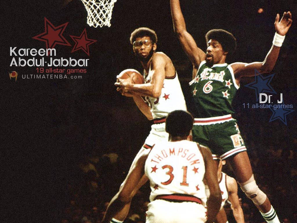 Kareem 桌布 壁紙 — 身穿白色球衣的卡里姆·阿卜杜爾-賈巴爾帶球上籃，綠色球衣的Dr J防守，一場高能量的NBA全明星賽。