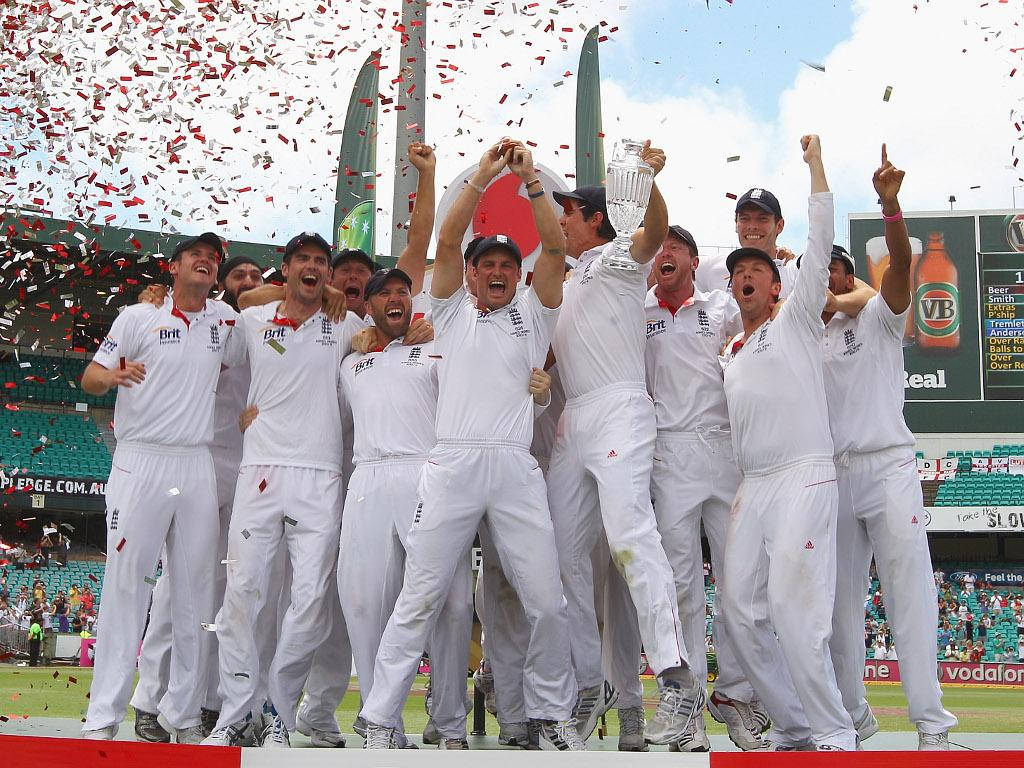 England Cricket 桌布 壁紙 — 身穿白色球衣的板球隊在獎盃和周圍飄落的五彩紙屑中慶祝勝利。