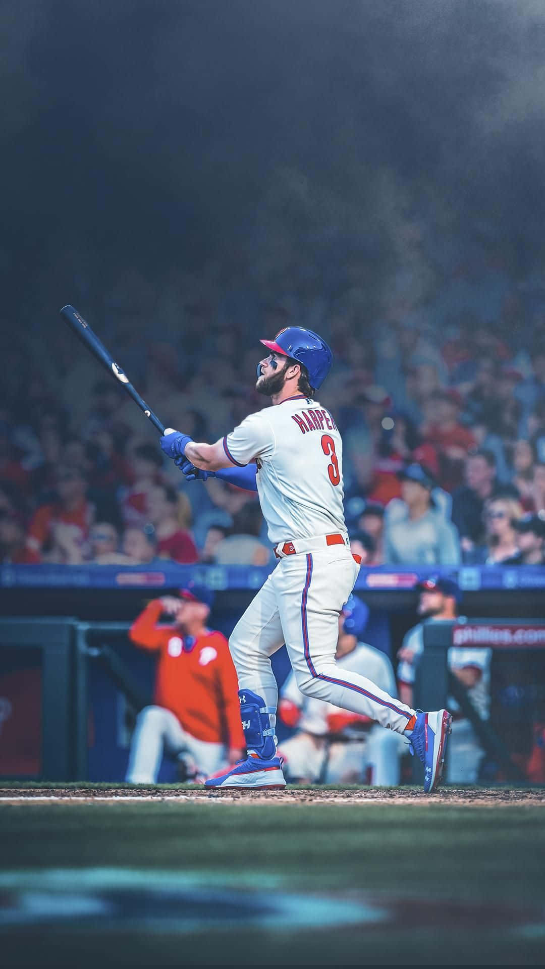 MLB Baseball League 桌布 壁紙 — 身穿白色球衣的棒球選手 Bryce Harper 在球場燈光下，背景有觀眾，正揮棒擊球。