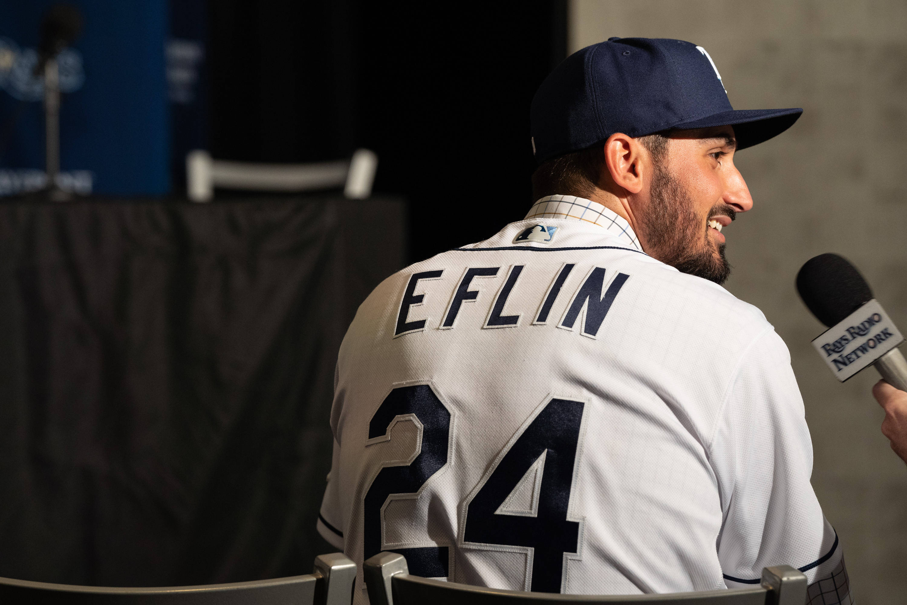 運動 桌布 壁紙 — 身穿白色球衣的棒球選手Eflin 24號在記者會上接受訪問時微笑。