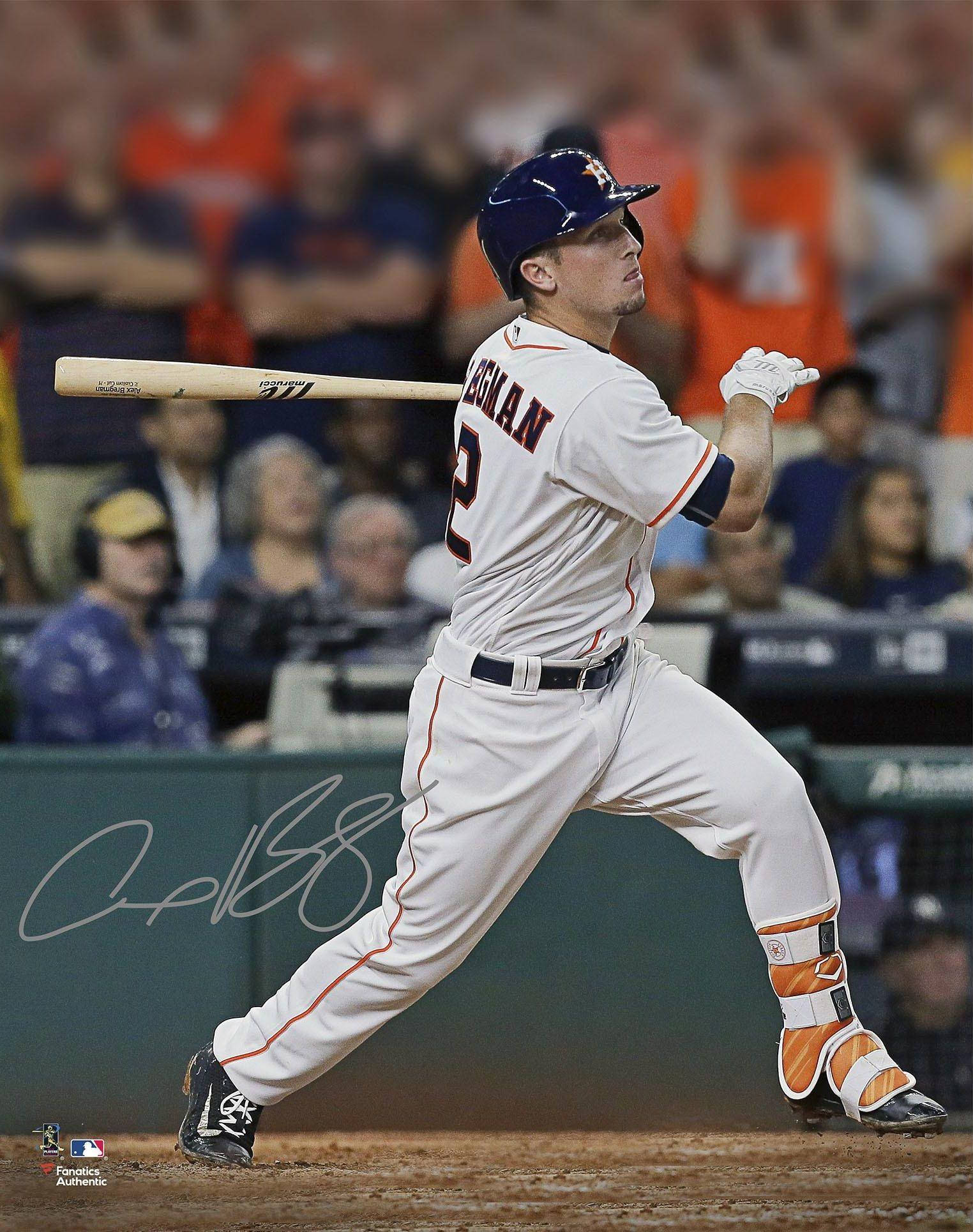 Bregman 桌布 壁紙 — 身穿白色球衣的棒球選手在球場燈光下的夜間比賽中，專注地揮棒至半揮階段。