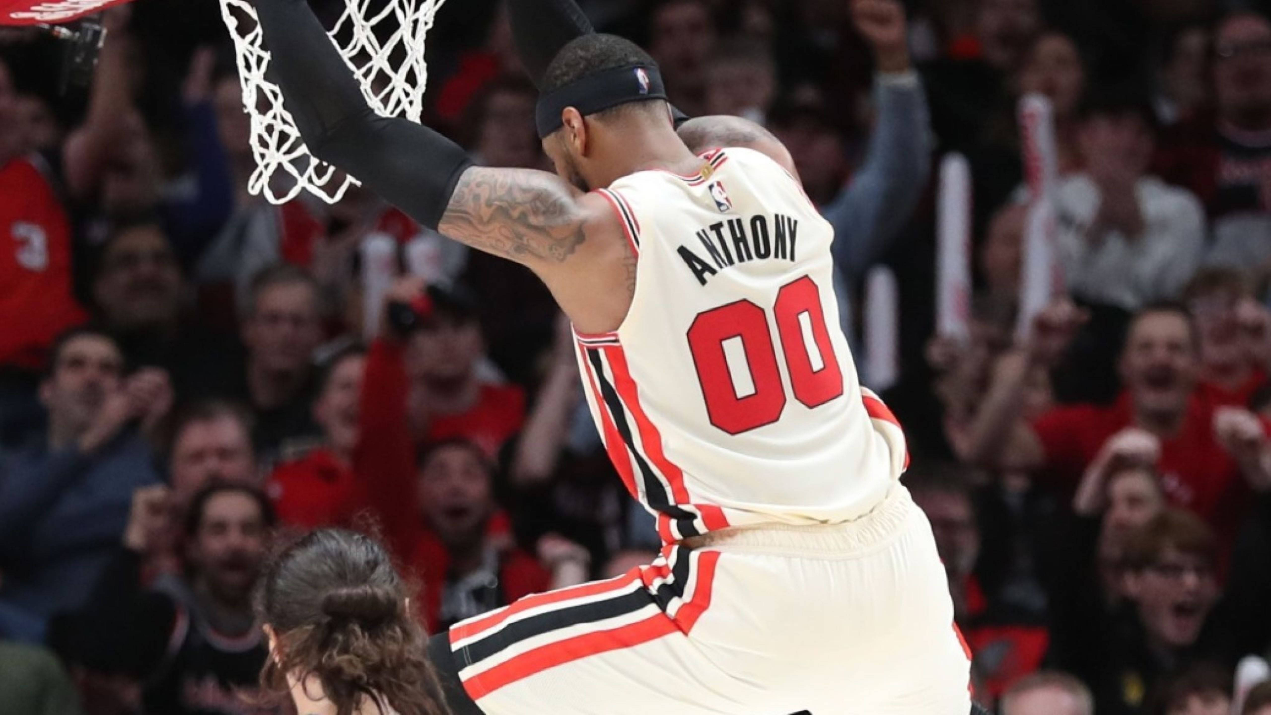 Carmelo 桌布 壁紙 — 身穿白色球衣的籃球運動員安東尼在背景中歡呼的人群中灌籃。