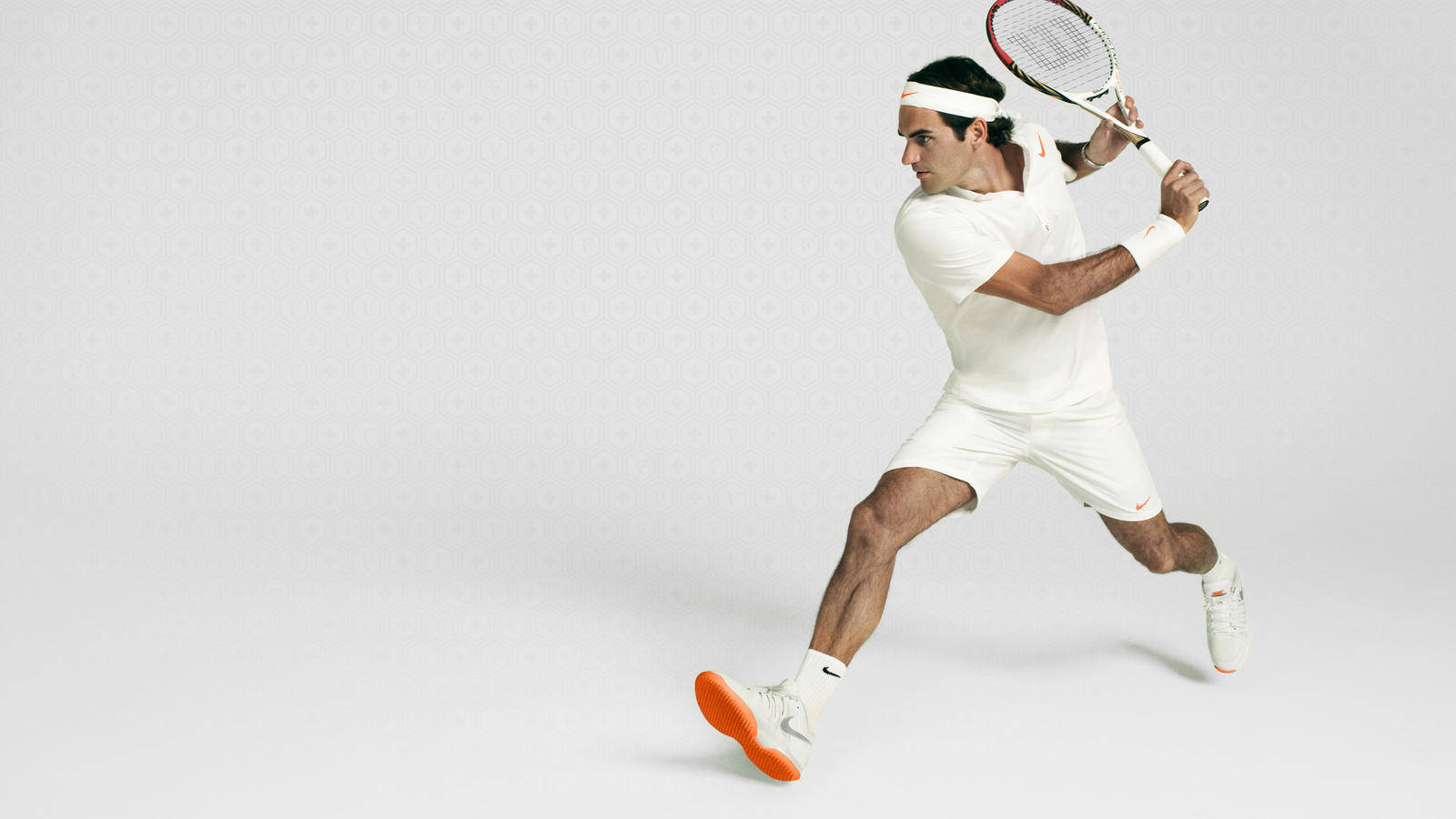 roger 桌布 壁紙 — 身穿白色球衣的網球選手在簡約灰色工作室背景下揮拍，搭配橙色鞋款點綴。