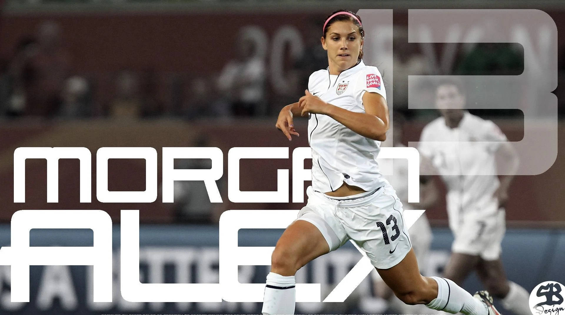 Alex Morgan 桌布 壁紙 — 身穿白色球衣的足球員亞歷克斯·摩根在夜間比賽中動態奔跑，並帶有大型文字疊加。
