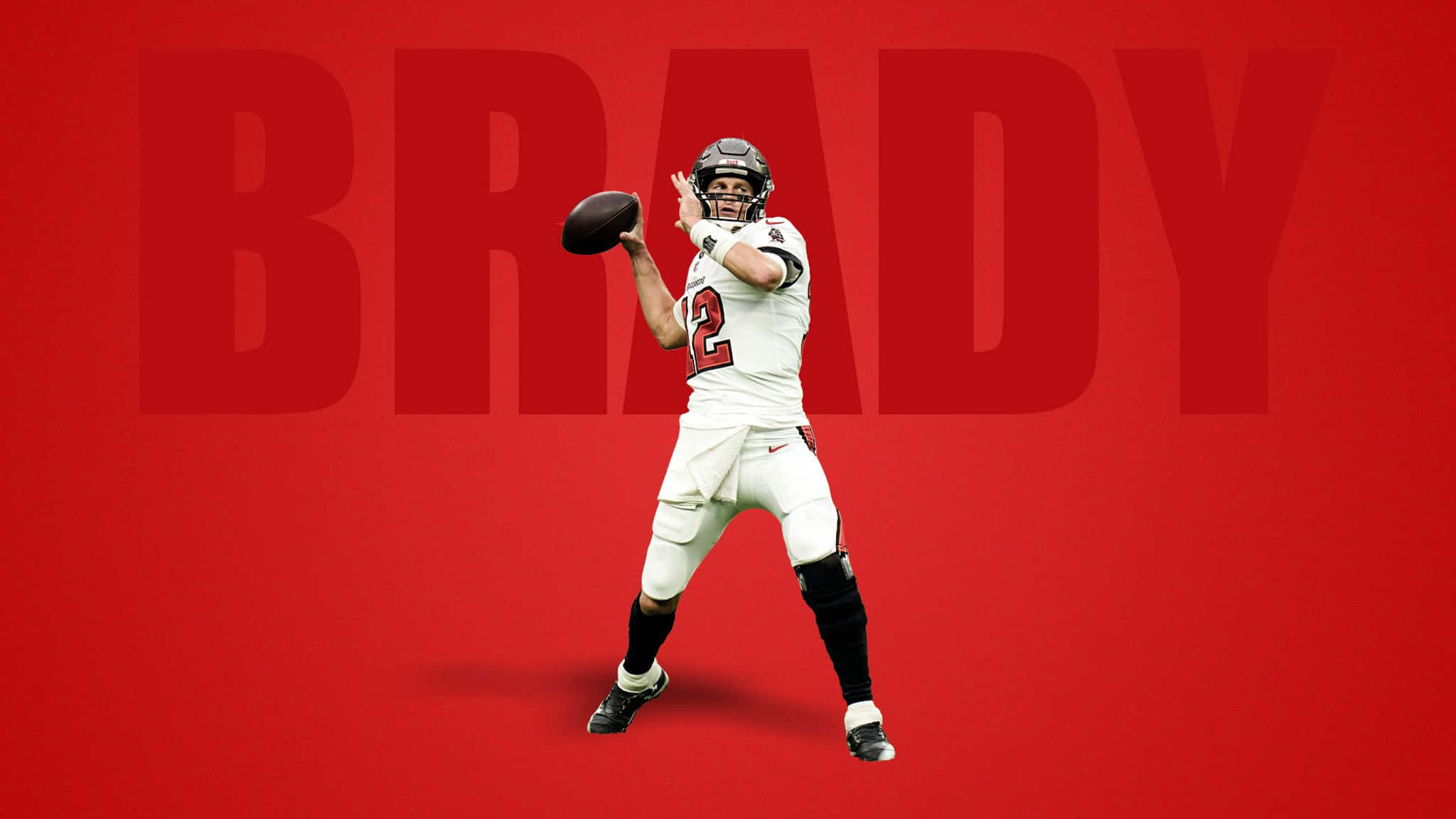 Tom Brady Goat 桌布 壁紙 — 身穿白色球衣的足球四分衛Tom Brady在鮮紅色背景下投擲足球，他的名字以大字母顯示。