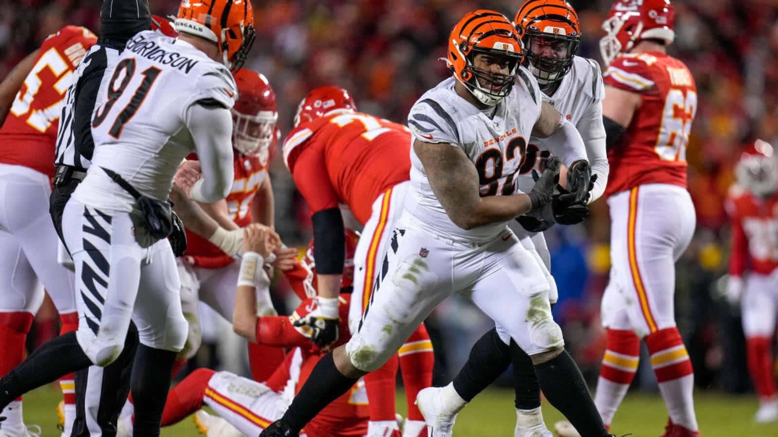 NFL美式足球運動員在體育場燈光下慶祝一次進攻。 — 辛辛那提猛虎 壁紙