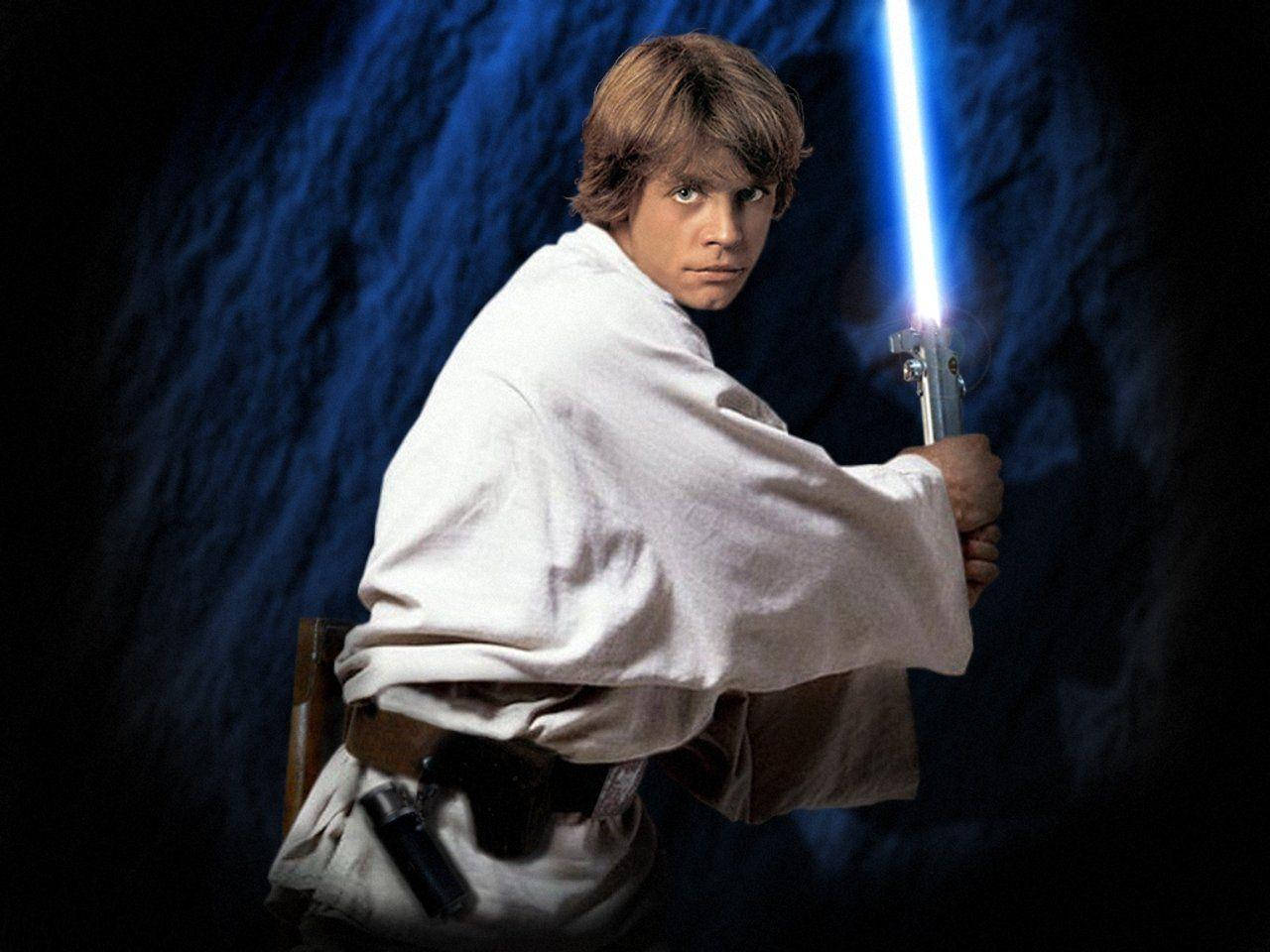 Star Wars Characters 桌布 壁紙 — 身穿白色長袍的Luke Skywalker，在深藍色紋理背景前手持發光的藍色光劍，眼神專注。
