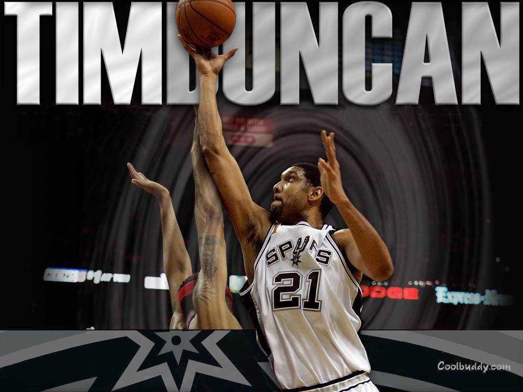 Tim Duncan 桌布 壁紙 — 身穿白色馬刺球衣的提姆·鄧肯跳起投籃，防守球員伸手阻擋，球場燈光下。