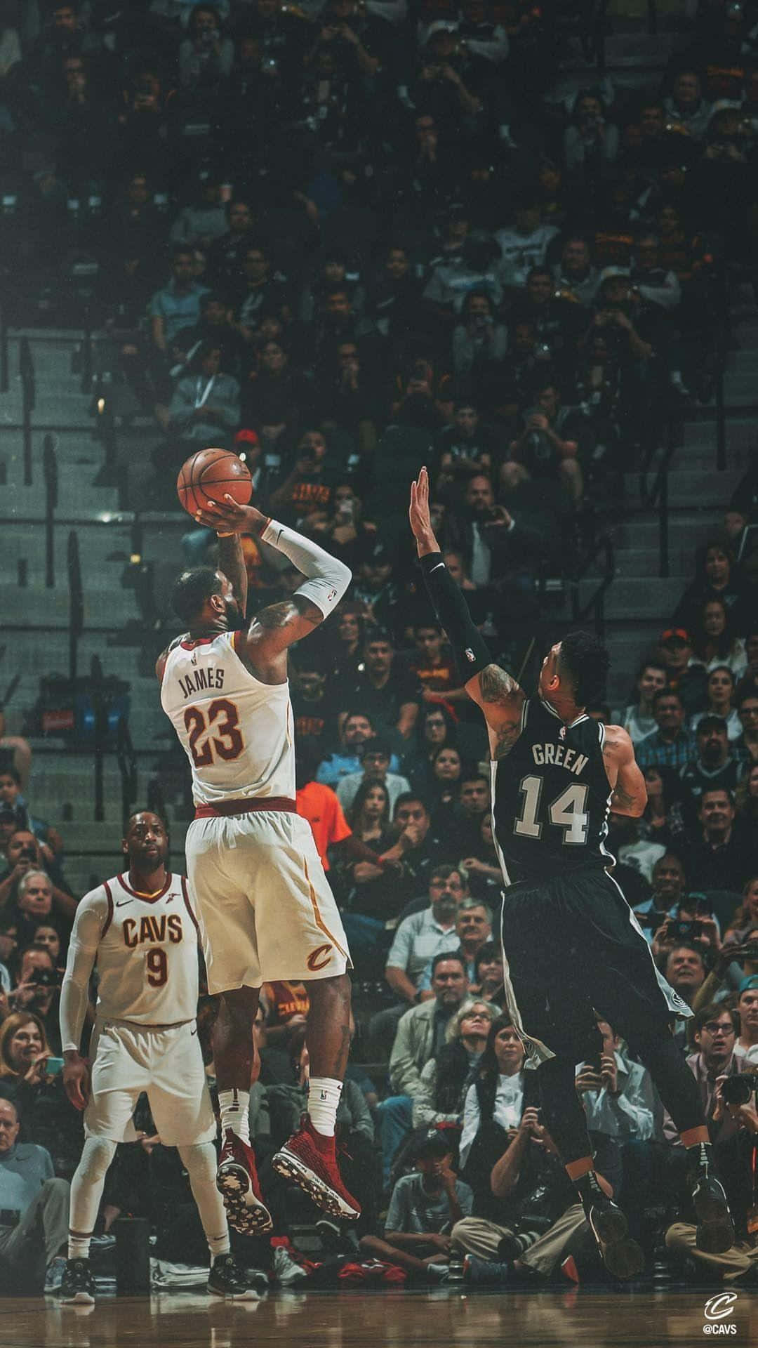 Aesthetic NBA 桌布 壁紙 — 身穿白色騎士隊球衣的勒布朗·詹姆斯正在投籃，被一名身穿黑色球衣的球員防守，觀眾專注觀看。