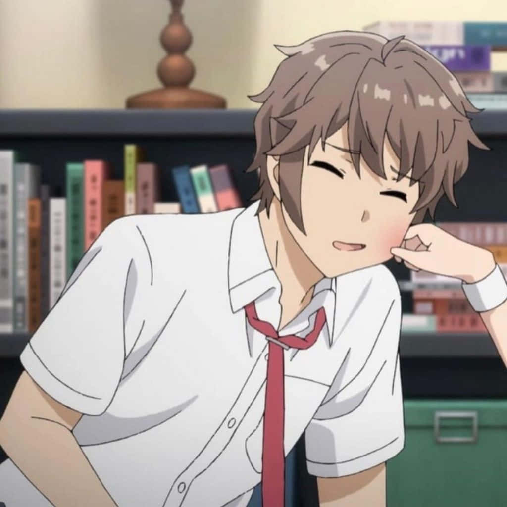 Cute Anime Boy 桌布 壁紙 — 身穿白襯衫、打紅領帶的動漫男孩，在書架旁用手托腮，害羞地微笑。