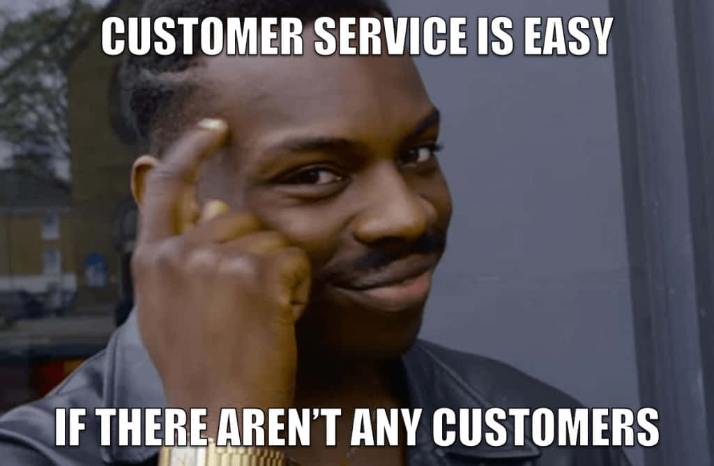 Customer Service Memes 桌布 壁紙 — 身穿皮夾克的男人將手指放在太陽穴上冷笑，文字疊加顯示沒有客戶的話客戶服務很簡單。