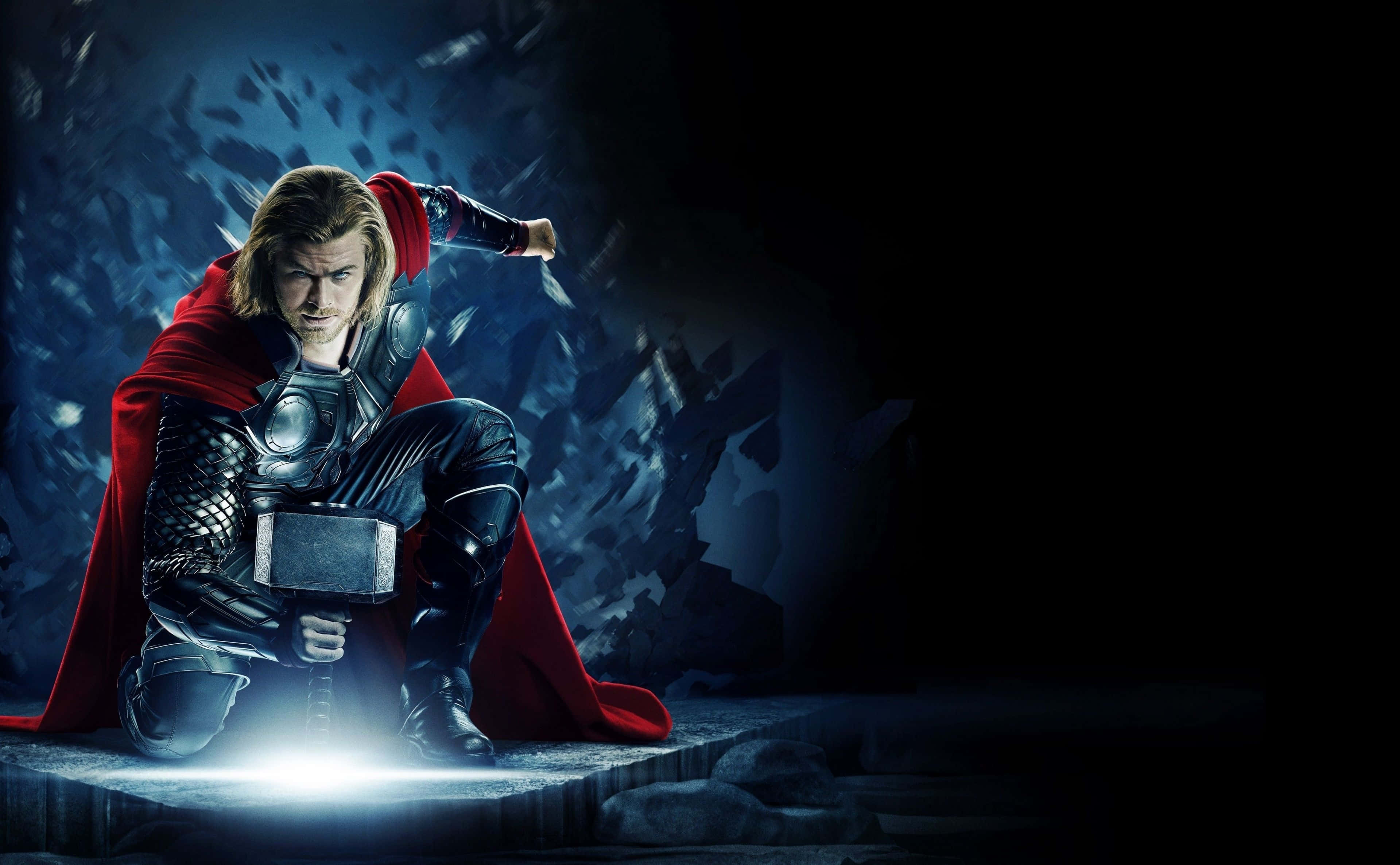 God Of Thunder 桌布 壁紙 — 身穿盔甲和紅色斗篷的索爾跪在石頭上，握著發光的錘子，在黑暗破碎的背景中充滿力量。