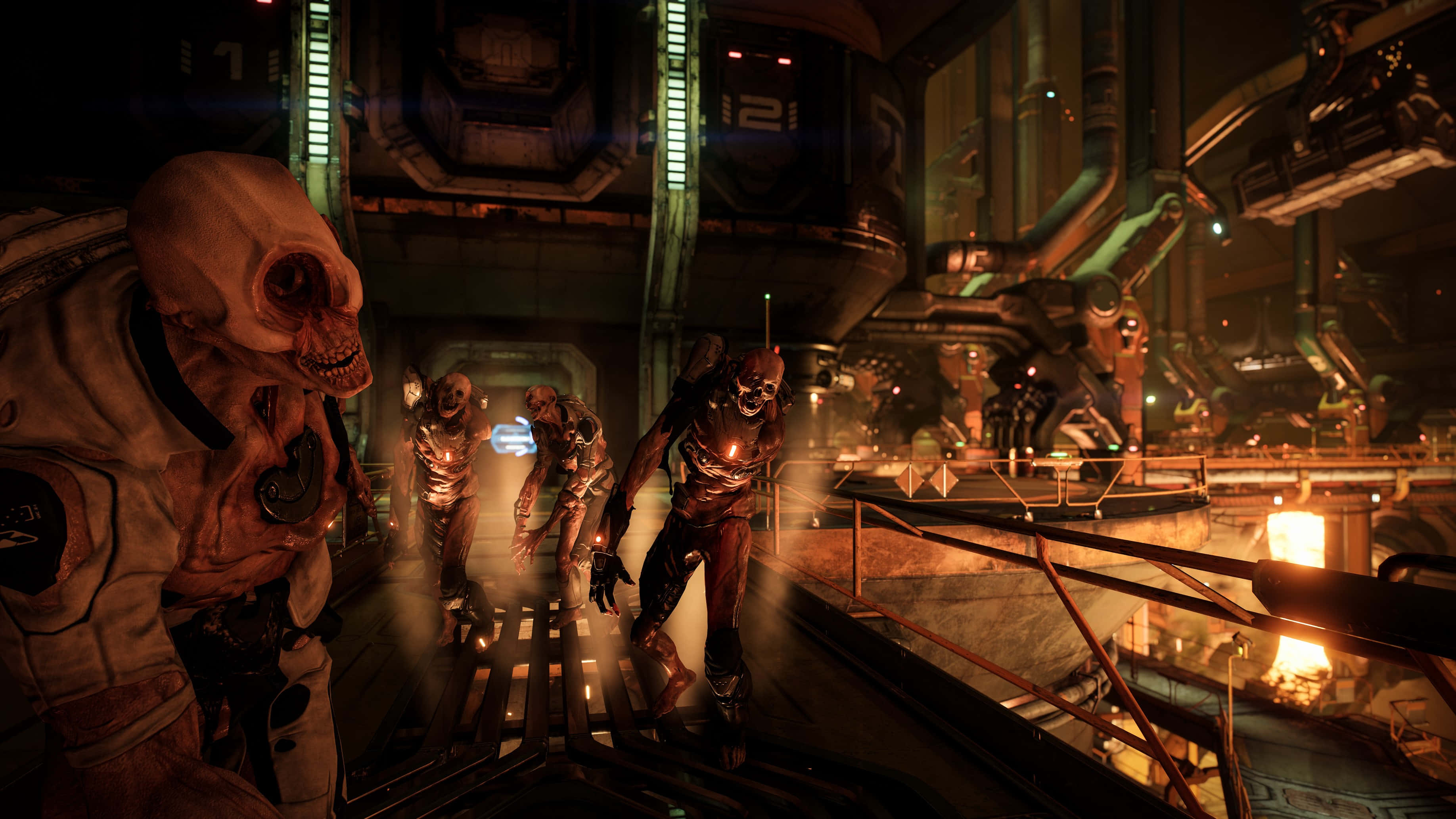 Doom 2016 桌布 壁紙 — 身穿破爛盔甲的殭屍般生物，穿過一條光線昏暗、有發光管道和閃爍燈光的工業太空船走廊。