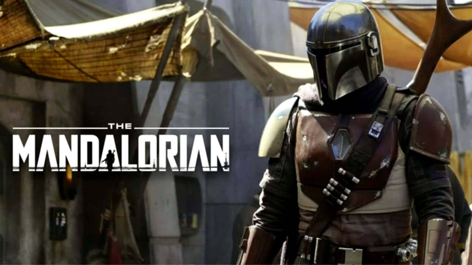 Mandalorian Pc 桌布 壁紙 — 身穿破舊盔甲的曼達洛人站在一個骯髒的市場中，頭頂是破爛的遮陽篷，節目名稱疊加在上面。