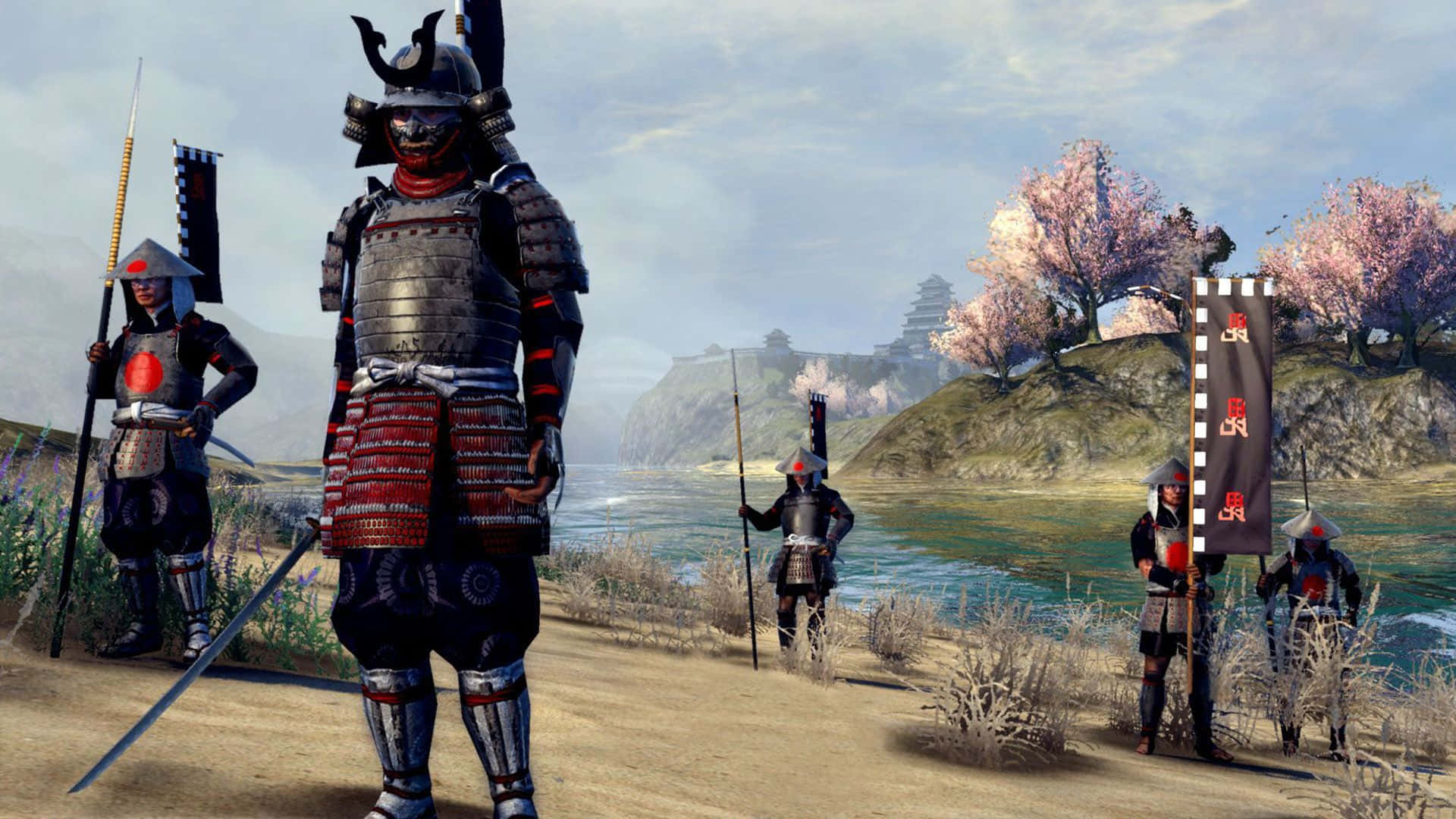 Shogun 桌布 壁紙 — 身穿精細盔甲的武士戰士站在河邊，有櫻花樹和遠處的城堡，天空柔和。