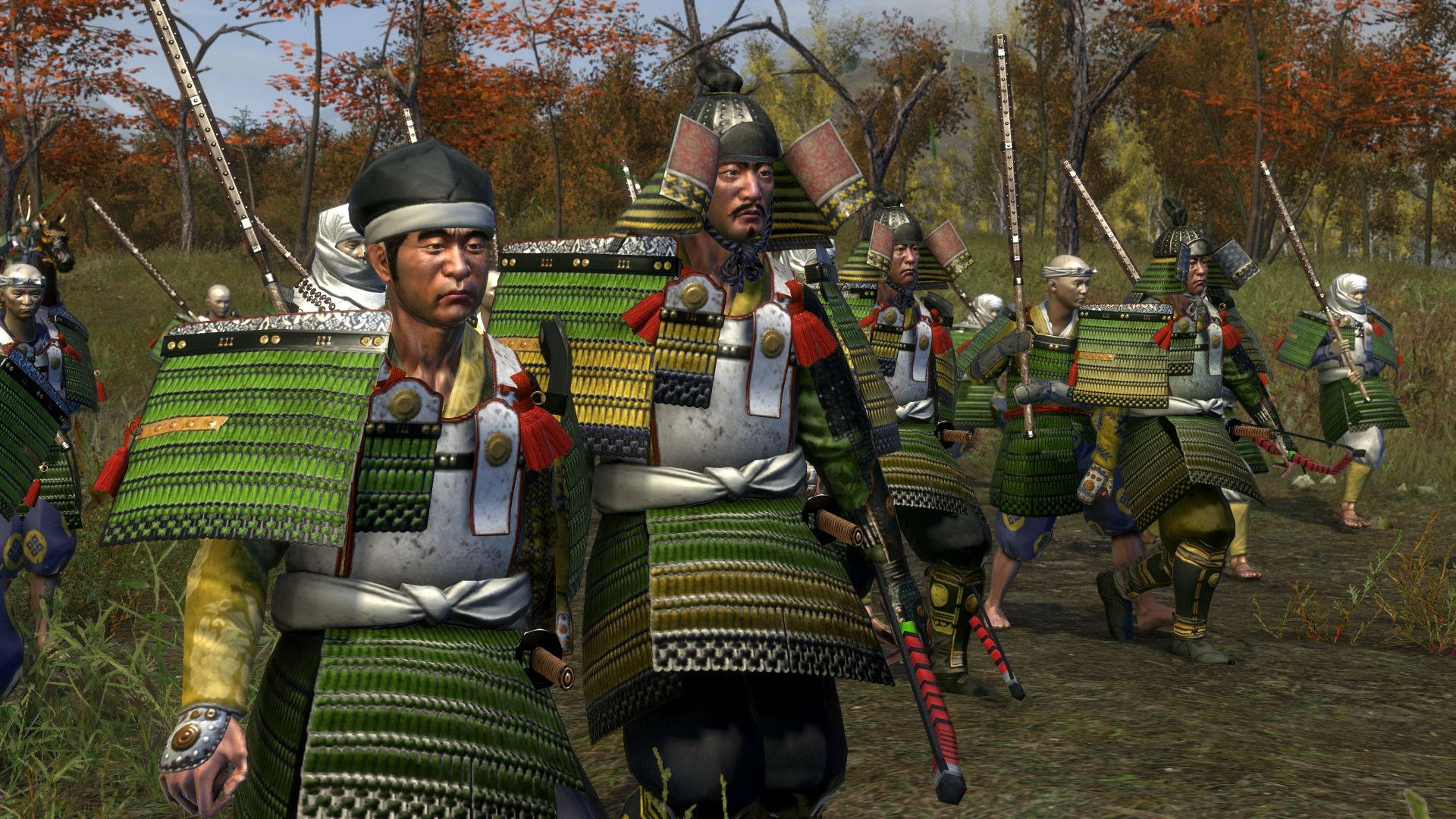 shogun 2 total war 桌布 壁紙 — 身穿精細綠色和金色盔甲的武士戰士們在紅葉秋林中行進。