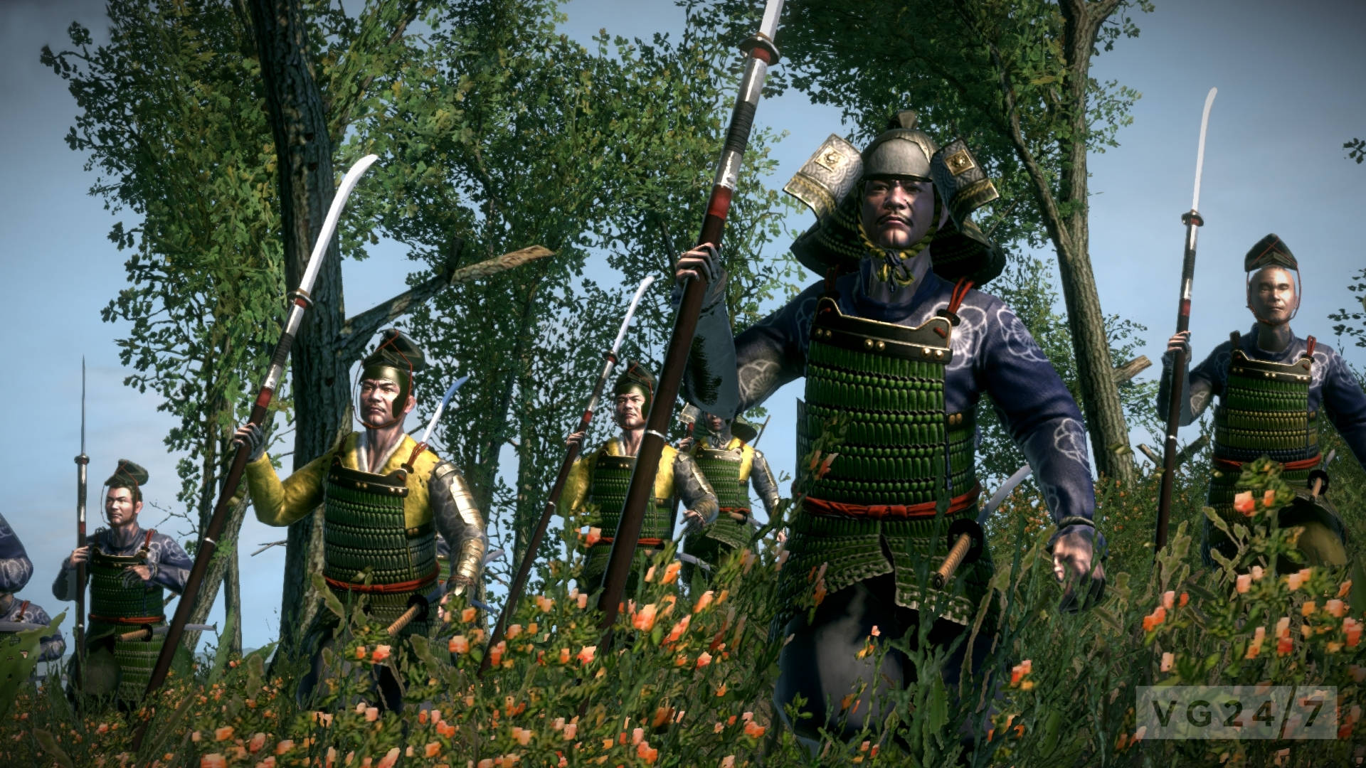 shogun 2 total war 桌布 壁紙 — 身穿精細綠色盔甲的武士戰士在陽光普照的森林空地中行進，點綴著橙色花朵。