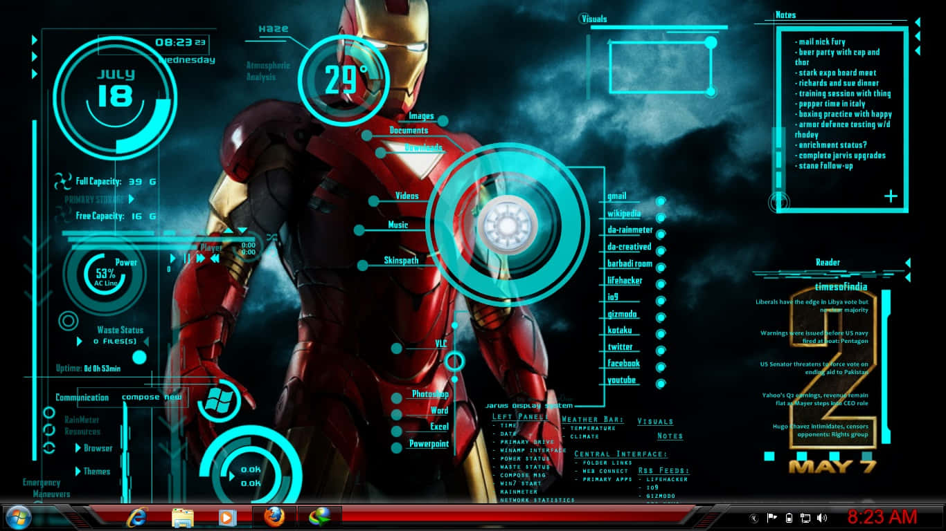 1366x768 Iron Man 桌布 壁紙 — 身穿紅色和金色盔甲的鋼鐵人站在發光的藍色全息界面中，顯示數據和應用程式。
