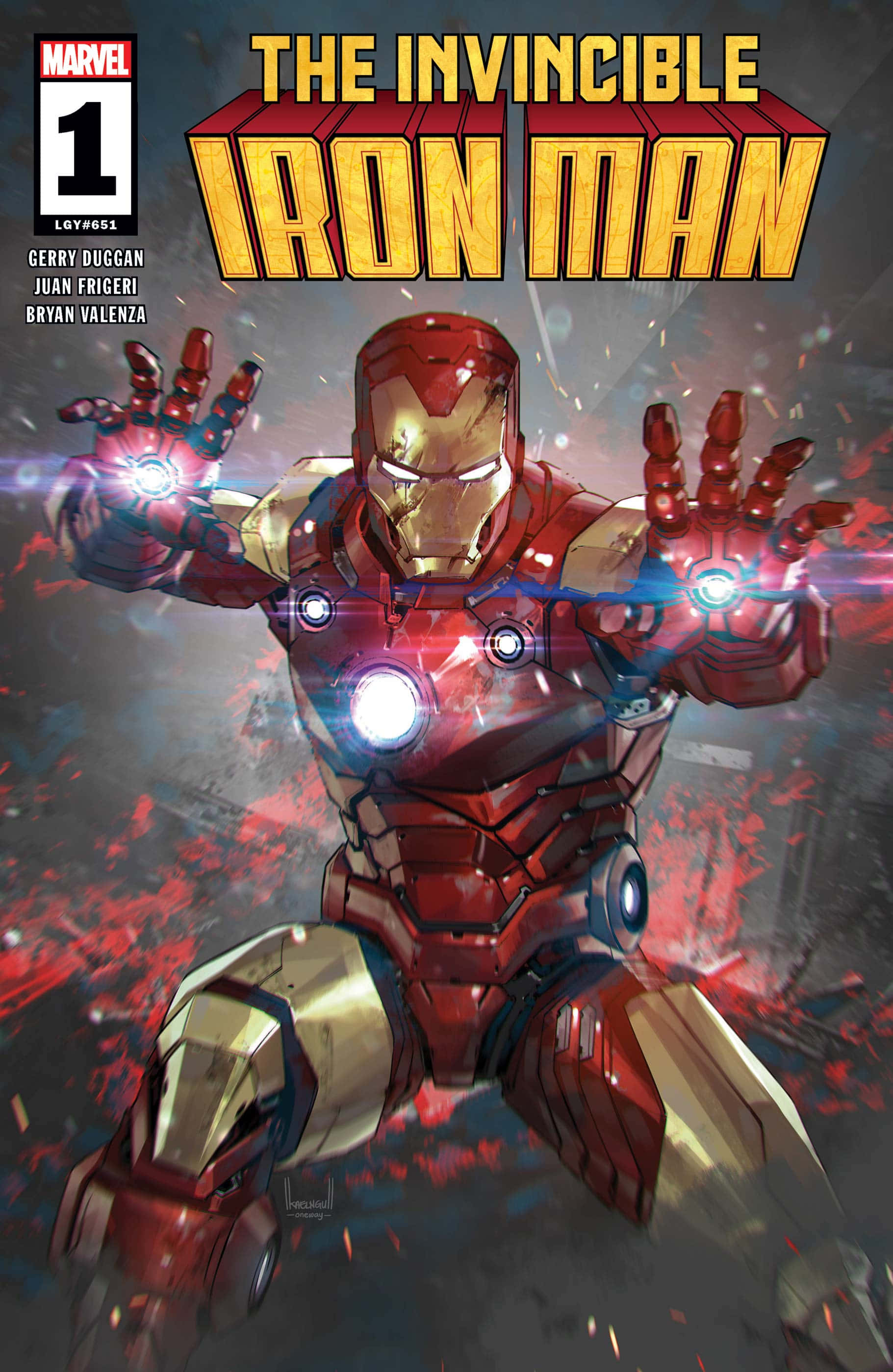 Superhero Movies 桌布 壁紙 — 身穿紅色和金色裝甲的鋼鐵人動態地站立，發光的斥力炮在煙霧瀰漫的戰場背景下射擊。