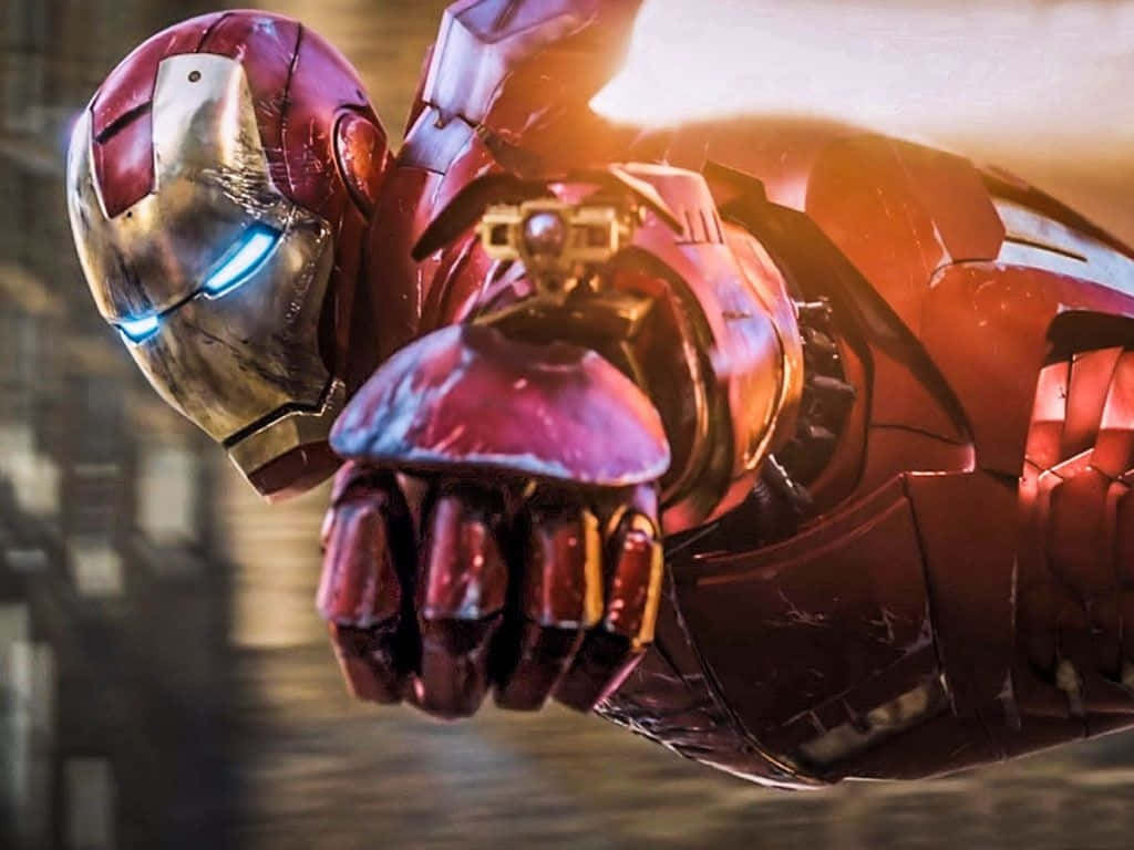 iron man 3 桌布 壁紙 — 身穿紅色和金色裝甲的鋼鐵人向前飛行，藍色發光的眼睛和身後留下的斥力炮光束。