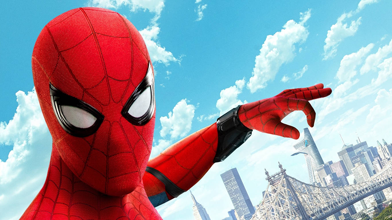 Spiderman 1366x768 桌布 壁紙 — 身穿紅色戰衣的蜘蛛俠在晴朗藍天、 fluffy 雲朵和城市天際線背景下向前指。