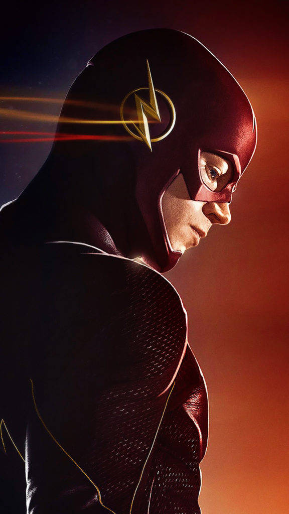 the flash iPhone 桌布 壁紙 — 身穿紅色服裝、帶有金色閃電標誌的超級英雄閃電俠，在火橙色和深藍色漸變背景前以戲劇性的側面輪廓站立。