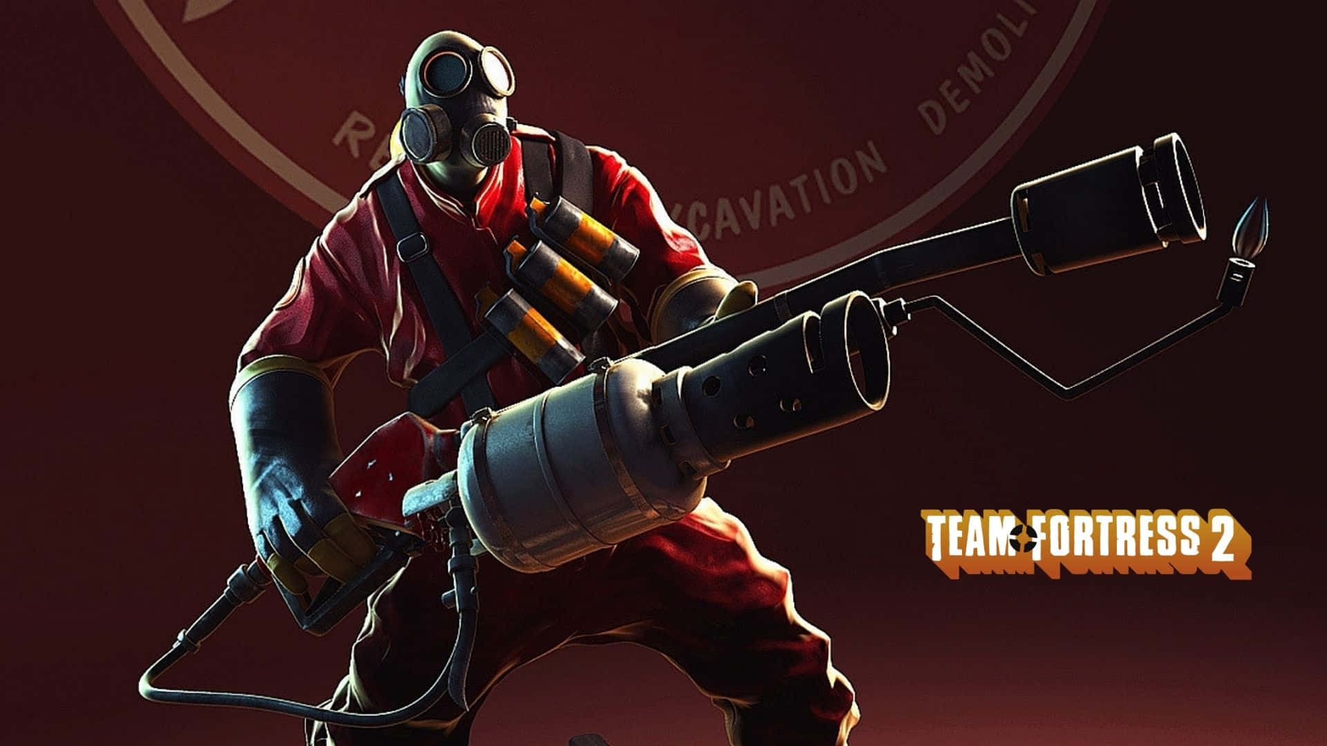 1920x1080 Tf2 桌布 壁紙 — 身穿紅色服裝、戴著防毒面具的拆除專家，在深栗色背景上揮舞著巨大的火焰噴射器，並帶有遊戲標誌。