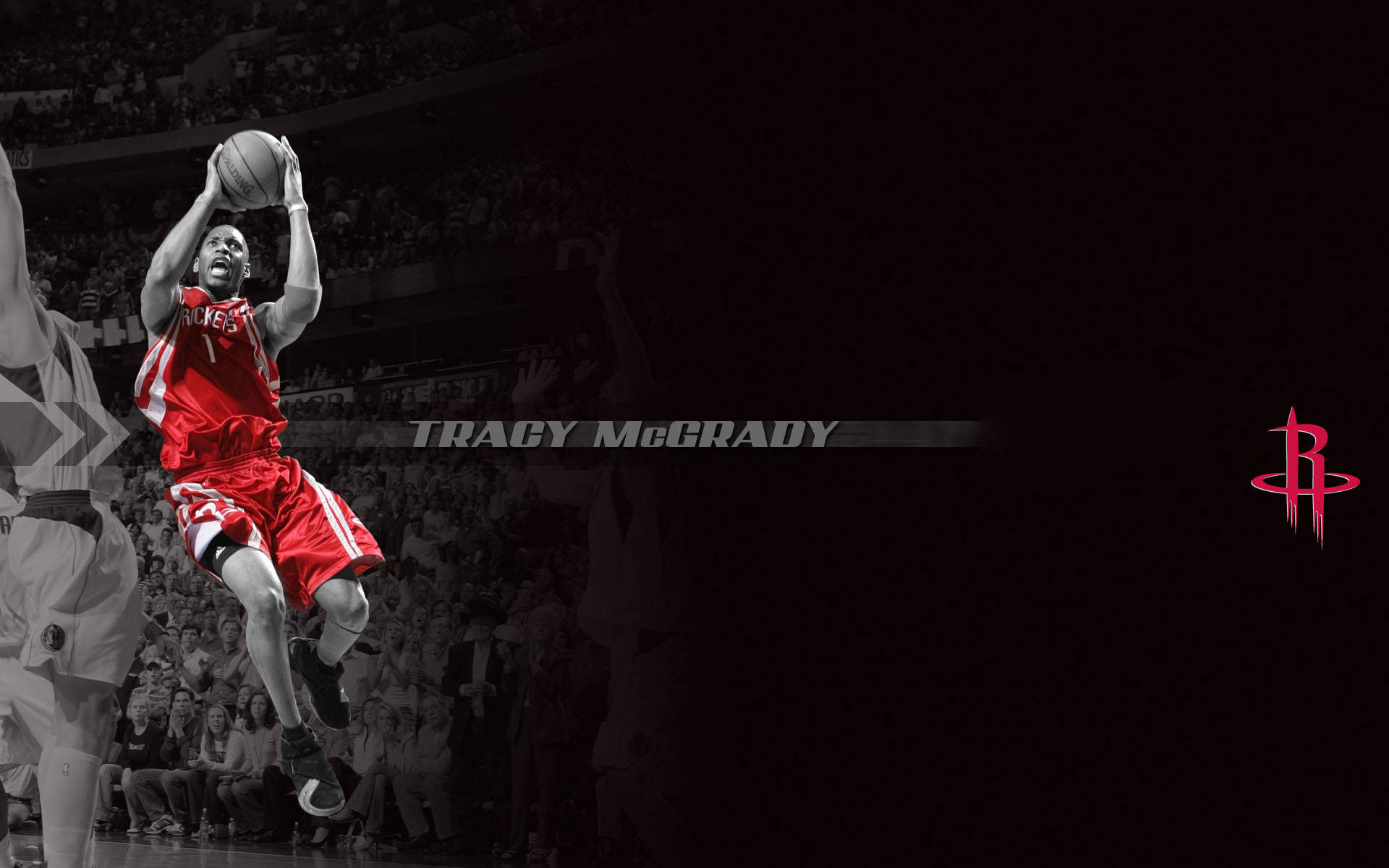 Houston Rockets 桌布 壁紙 — 身穿紅色火箭隊球衣的 Tracy McGrady 在半空中跳起投籃，背景是黑白的人群。