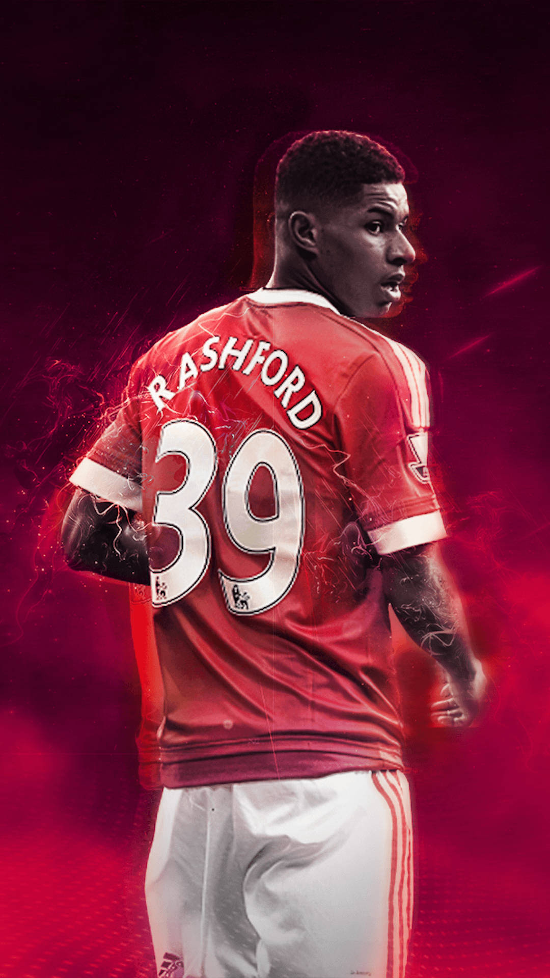 手機 桌布 壁紙 — 身穿紅色球衣39號的足球員 Marcus Rashford 在電光紅煙背景下轉過肩膀。