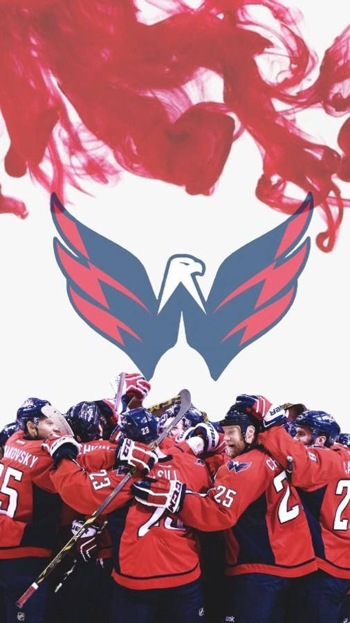 Washington Capitals 桌布 壁紙 — 身穿紅色球衣的曲棍球運動員在一個風格化的鷹標誌下一起慶祝，上方有旋轉的紅色墨水。