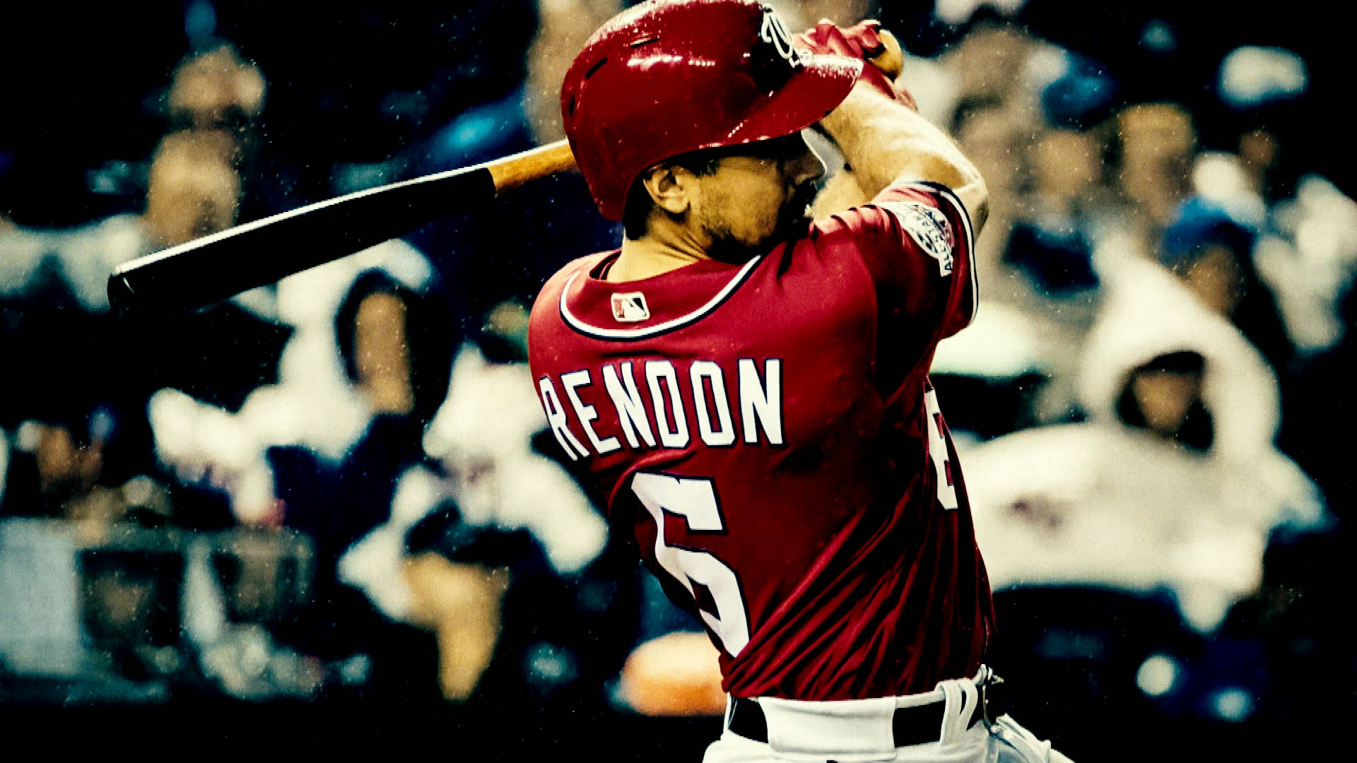 anthony rendon 桌布 壁紙 — 身穿紅色球衣的棒球手Rendon在模糊的體育場人群背景下，專注地揮棒。