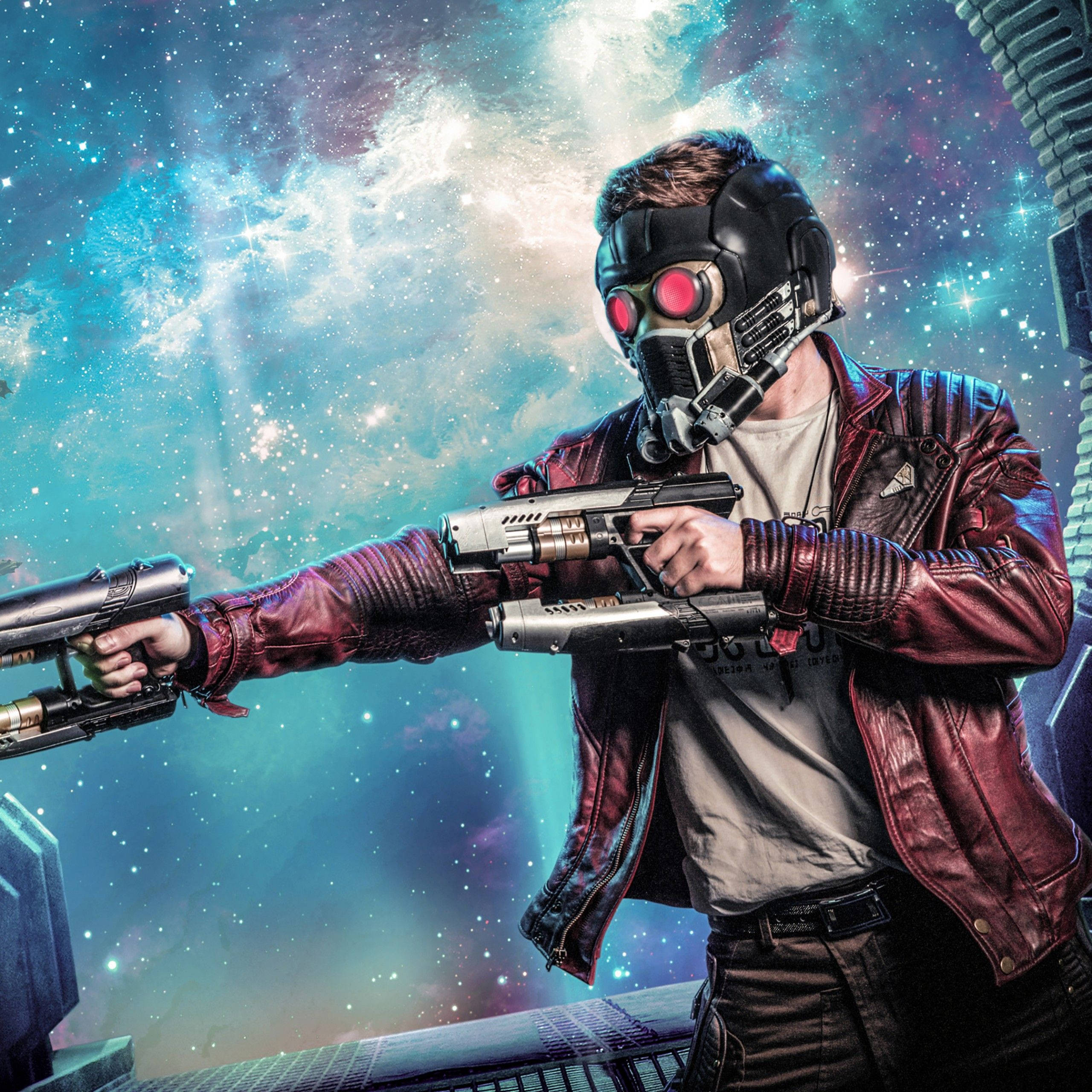 4K Guardians Of The Galaxy 桌布 壁紙 — 身穿紅色皮夾克的星爵在充滿活力的宇宙星雲背景下瞄準雙槍。