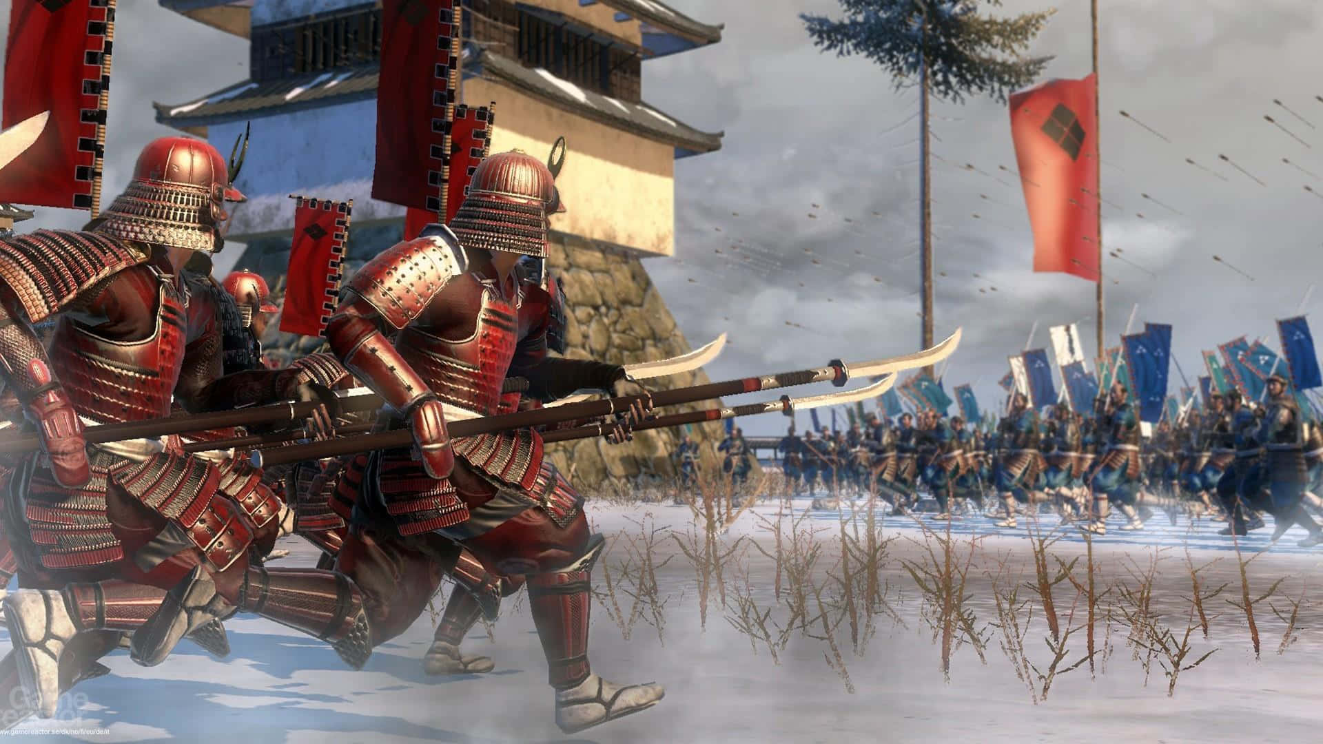 Shogun 桌布 壁紙 — 身穿紅色盔甲的武士戰士在陰天之下衝過雪地，向敵軍發起衝鋒。