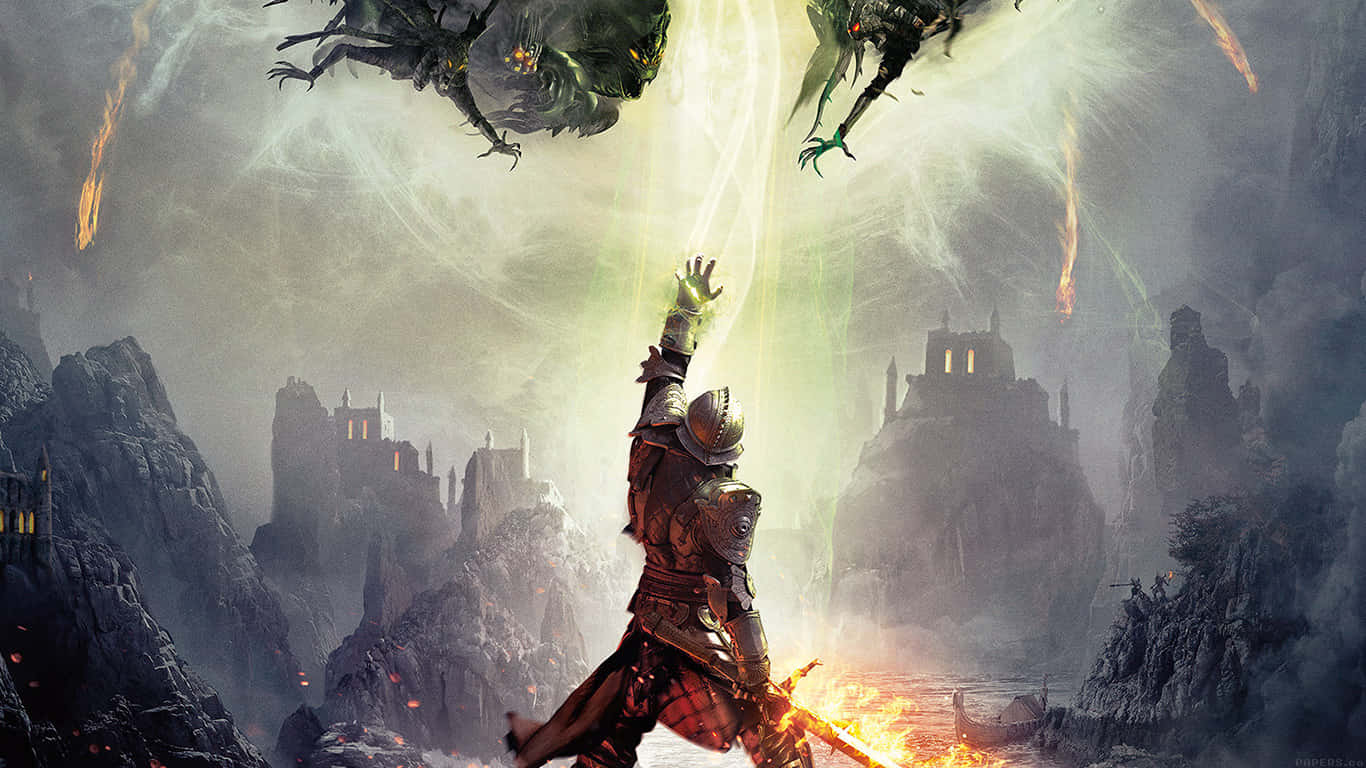 1366x768 Dragon Age Inquisition 桌布 壁紙 — 身穿紅色盔甲的騎士舉起發光的劍，對抗兩隻在霧氣籠罩的山上堡壘上空飛翔的巨大綠色龍。