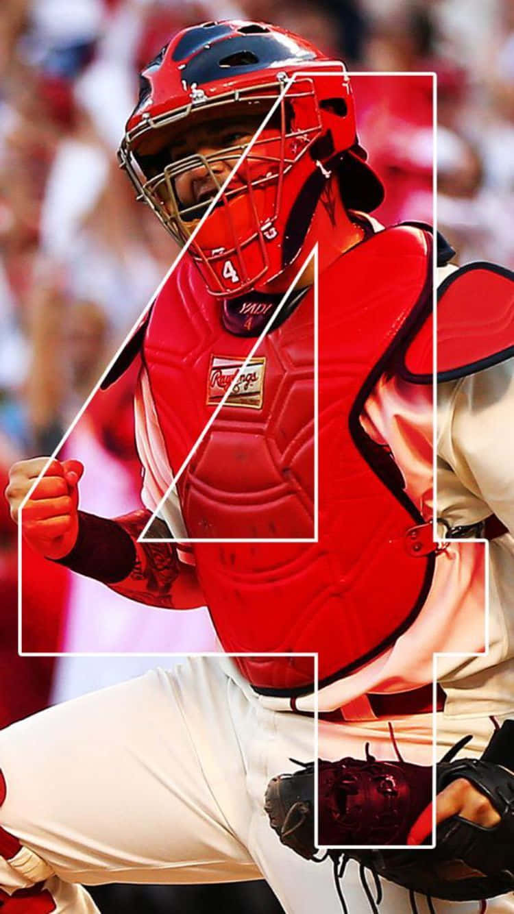 Yadier Molina 桌布 壁紙 — 身穿紅色裝備的棒球捕手在比賽中蹲下準備，背景是模糊的體育場人群。