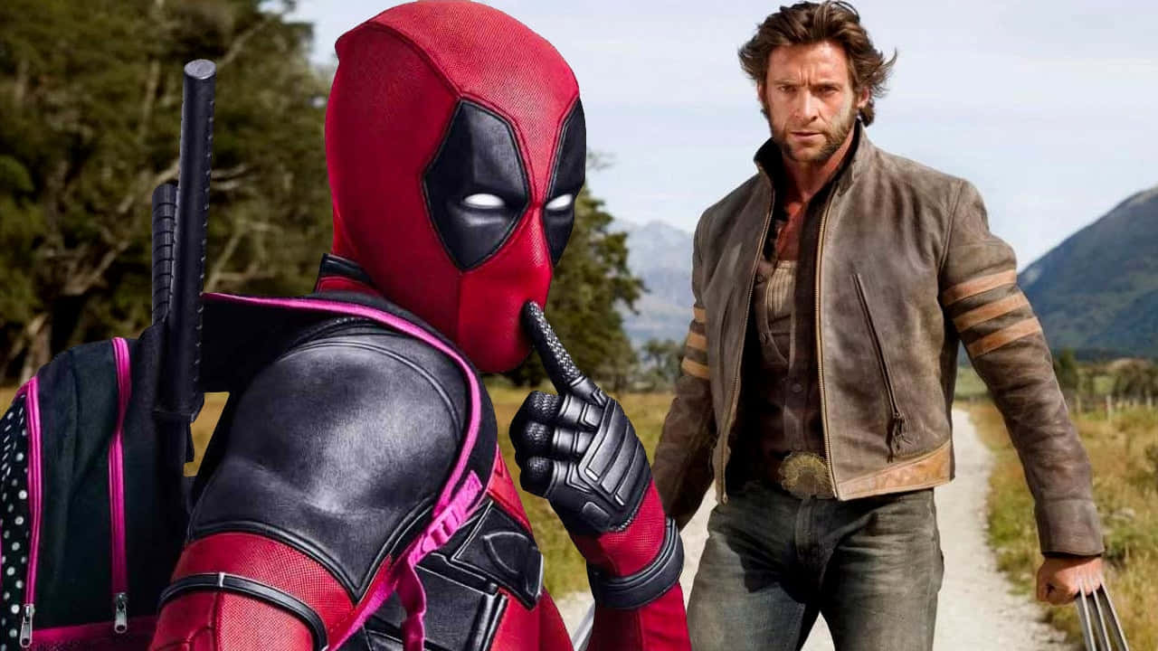 Deadpool And Wolverine 桌布 壁紙 — 身穿紅色西裝的死侍在泥路上向金鋼狼低語，背景有山脈和樹木。