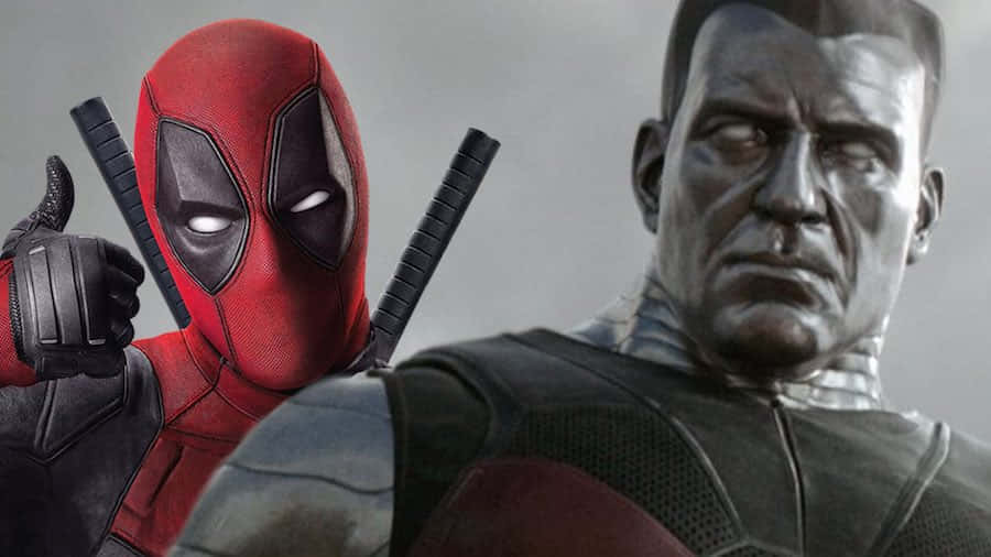 Deadpool And Colossus 桌布 壁紙 — 身穿紅色西裝的死侍在灰色背景前，在一個身穿深色盔甲、表情嚴肅的男人旁邊豎起大拇指。