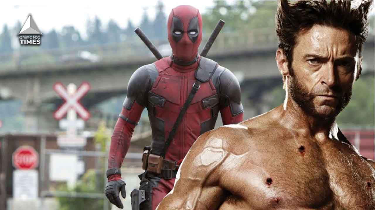Deadpool And Wolverine 桌布 壁紙 — 身穿紅色西裝的死侍站在赤裸上身的金鋼狼背後，背景是樹木和橋樑的鐵路平交道附近。