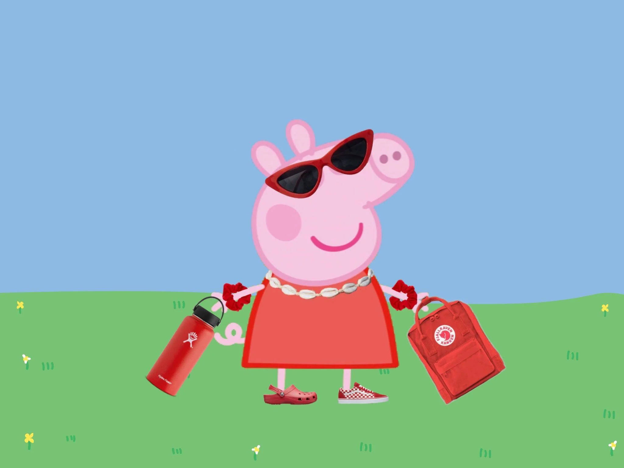 Peppa 桌布 壁紙 — 身穿紅色連衣裙和太陽眼鏡的Peppa Pig站在綠色草地上，手持紅色水壺和背包，在晴朗的藍天下。