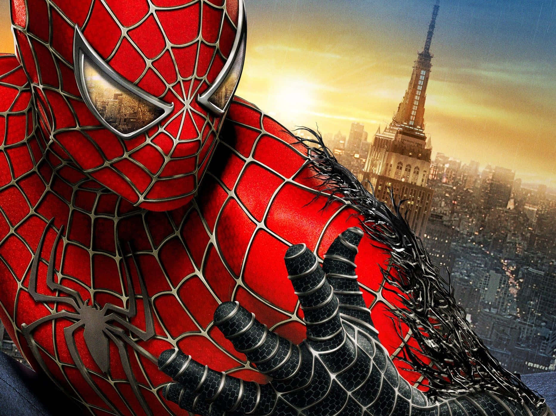 Spiderman Face 桌布 壁紙 — 身穿紅藍戰衣的蜘蛛人，在紐約市天際線的金色夕陽下，緊握猛毒的黑色共生體。