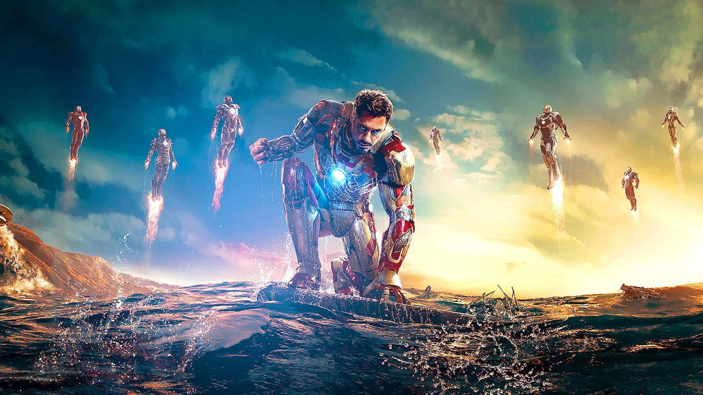 iron man 3 桌布 壁紙 — 身穿紅金裝甲的鋼鐵人蹲在岩石海岸上，多個鋼鐵人在金色夕陽天空中飛翔。